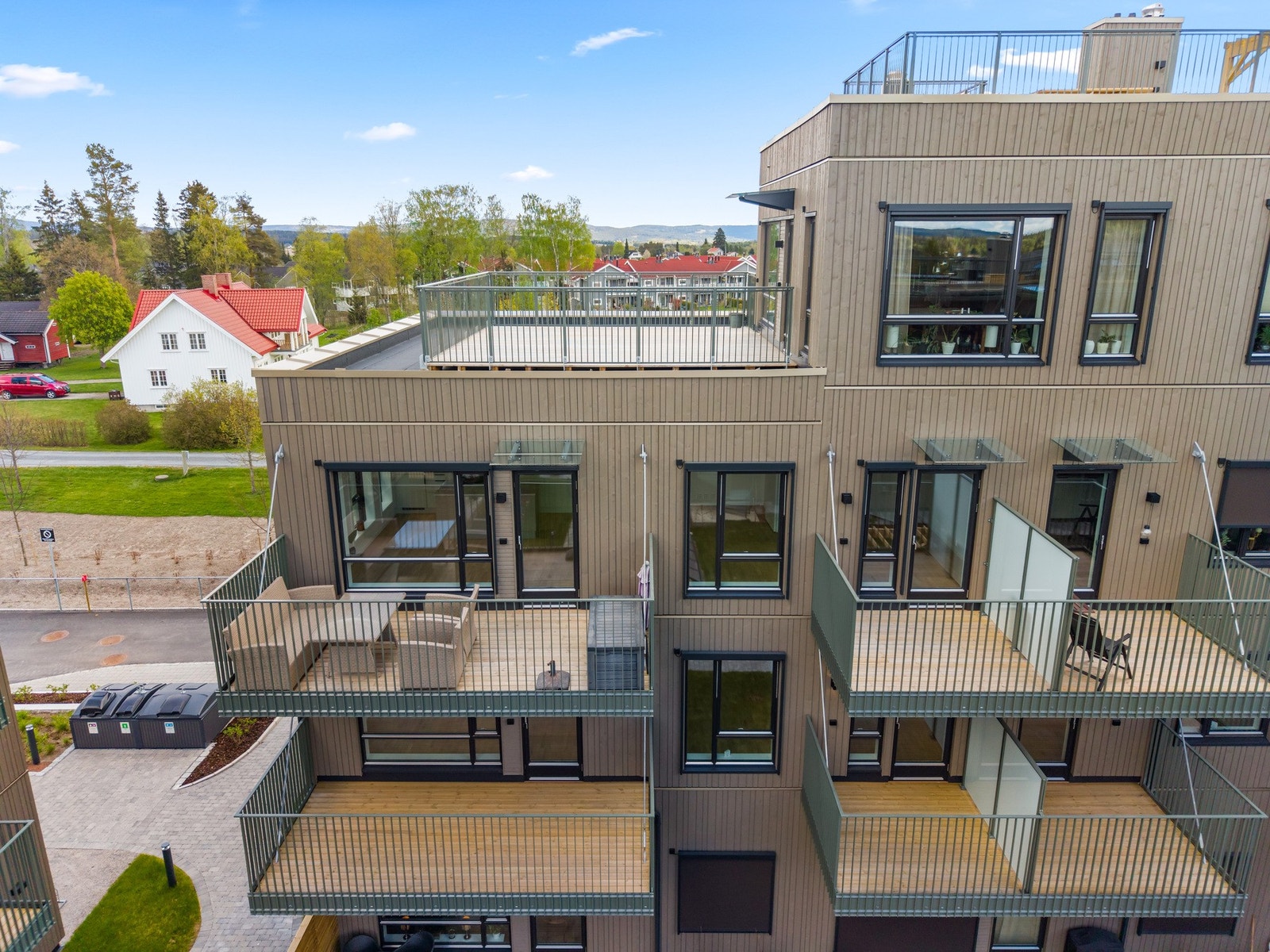 Balkongen ved soverommet er noe mindre, men godt skjermet. Galleribilde