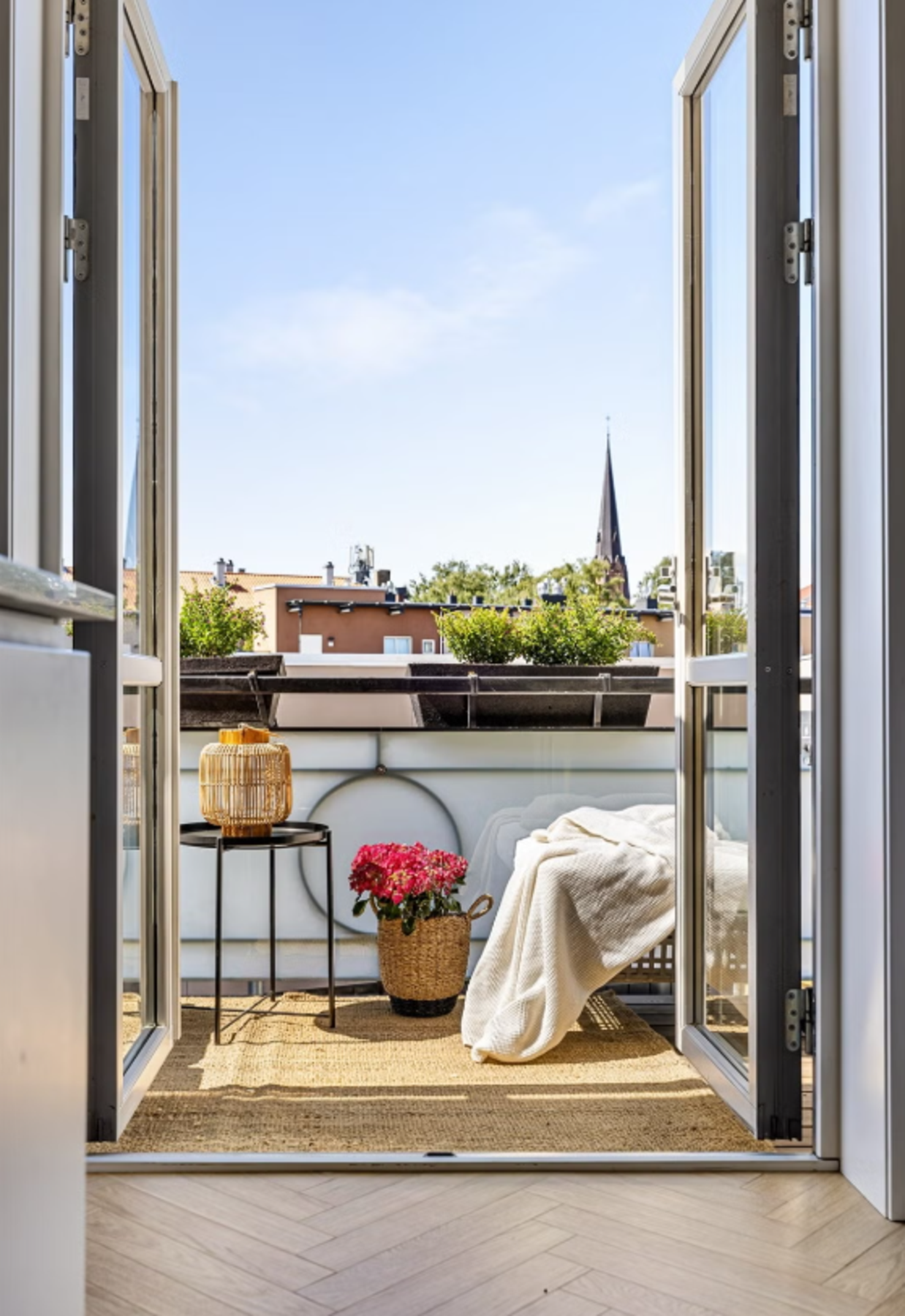 Balkongen ligger rolig og usjenert til, og byr på kveldssol til rundt kl. 21.30-22.00 om sommeren - ideelt for lange, sene sommerkvelder. Galleribilde