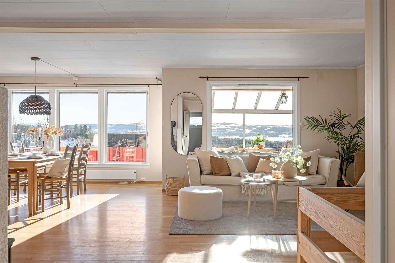 Romslig stue med store vinduer og utsikt mot Mjøsa. Fotograf: Husfoto v/Bernat Tubau Galleribilde