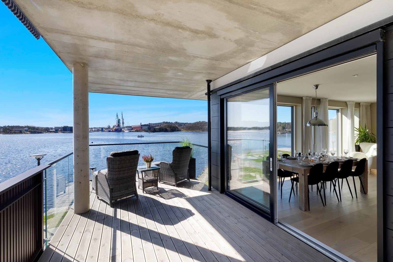 Skyvedør ut til flott overbygd balkong Galleribilde