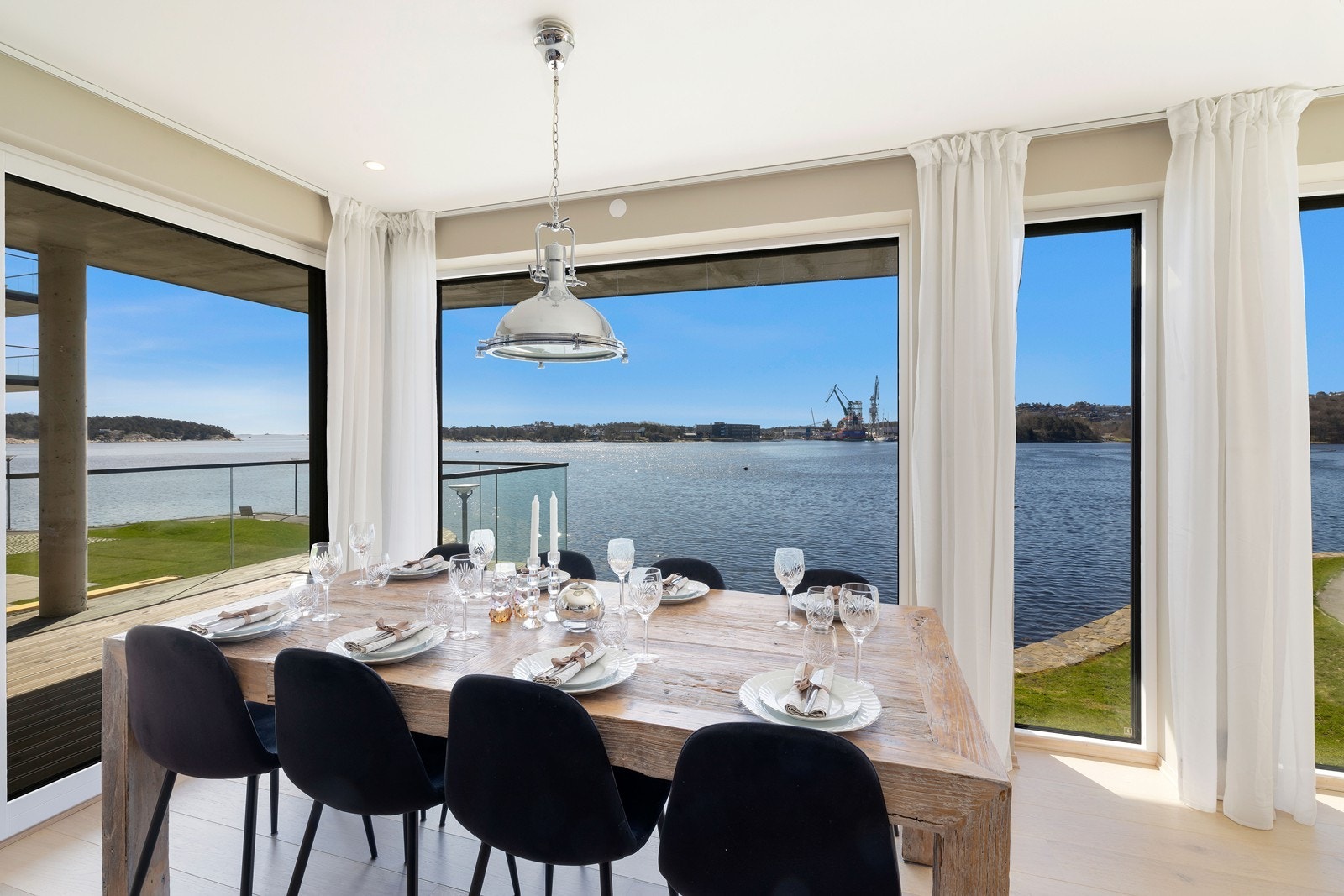 Stue med store vindusflater. God plass til spisebord i stue hvor deilige middager kan spises med venner og familie. Galleribilde