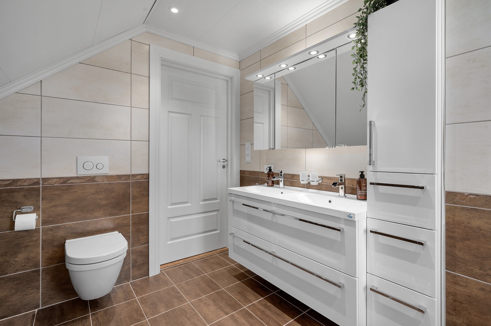 Moderne med vegghengt wc Galleribilde