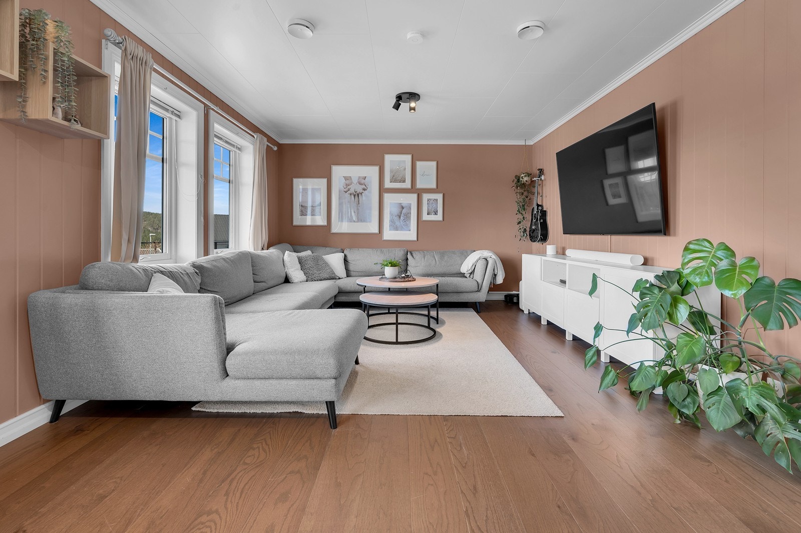 Det er god plass til en romslig sofa Galleribilde