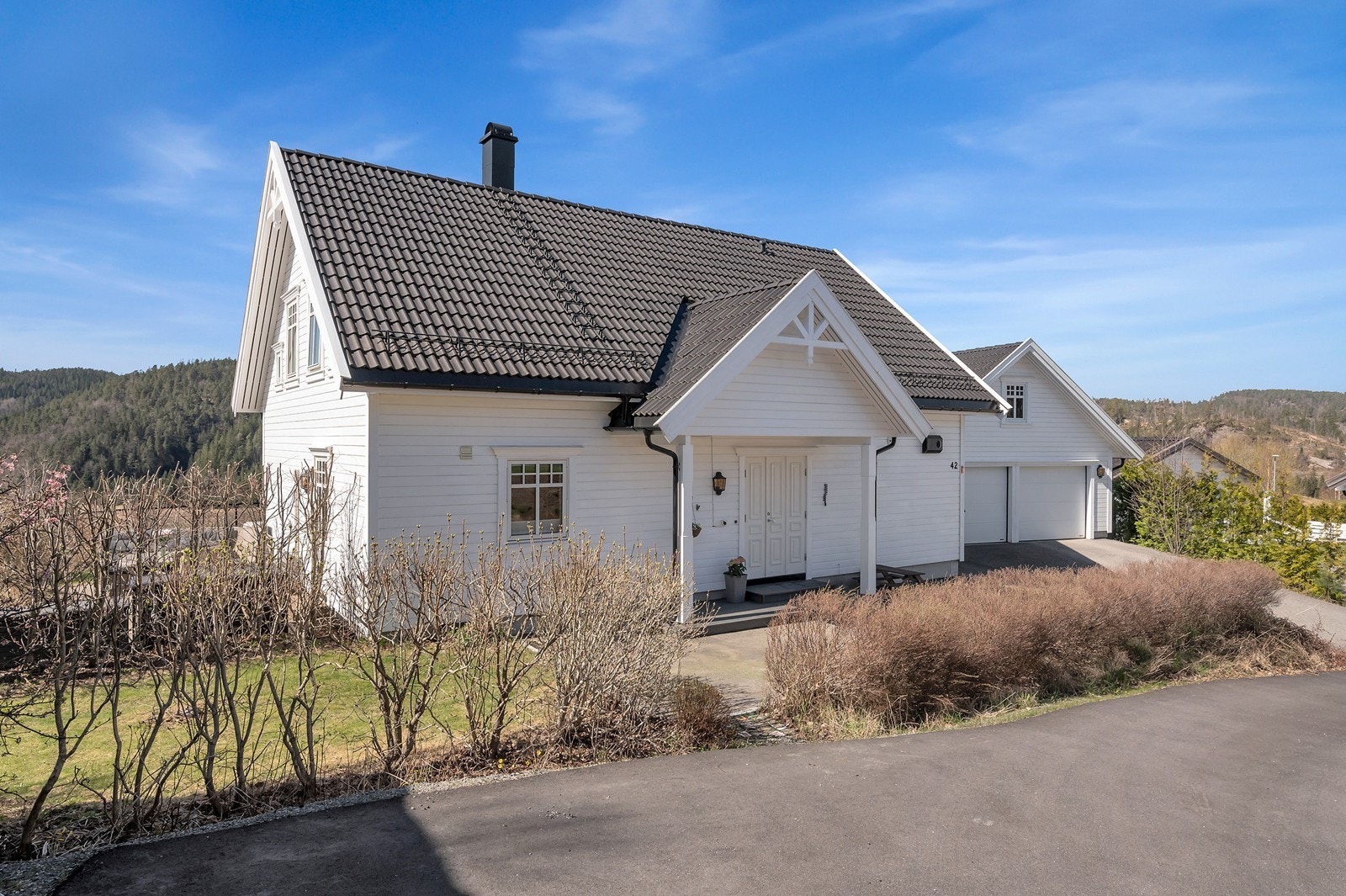 Velkommen til Lintjønnveien 42 presentert av Eiendomsmegler Norge v/Runar Høygilt Galleribilde