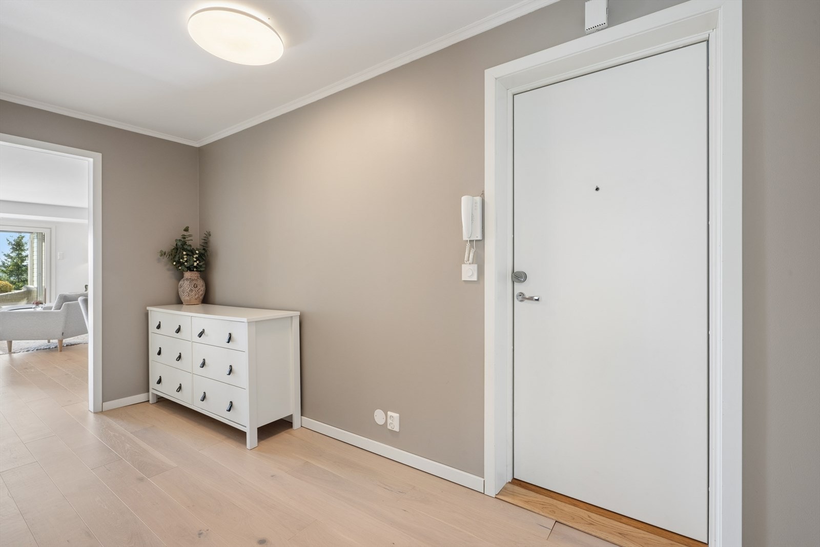 Velkommen inn til stor og romslig gang med gulvvarme. Galleribilde