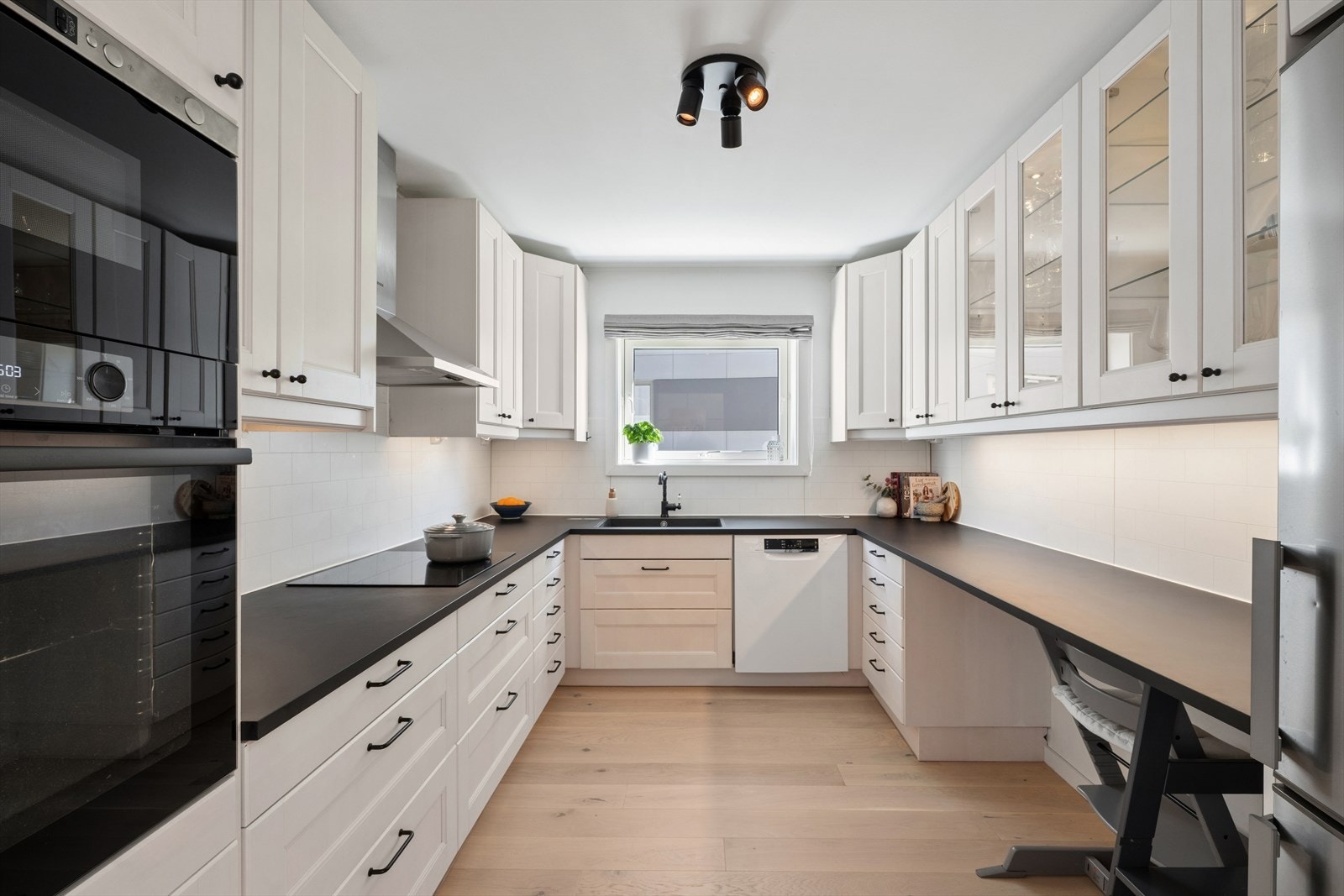Stort tidløst kjøkken med innredning med profilerte fronter og slitesterk laminat benkeplate. Rommet er utstyrt med oppvaskmaskin, induksjonstopp, micro og stekeovn. Alle hvitevarene på kjøkken medfølger salget. Galleribilde