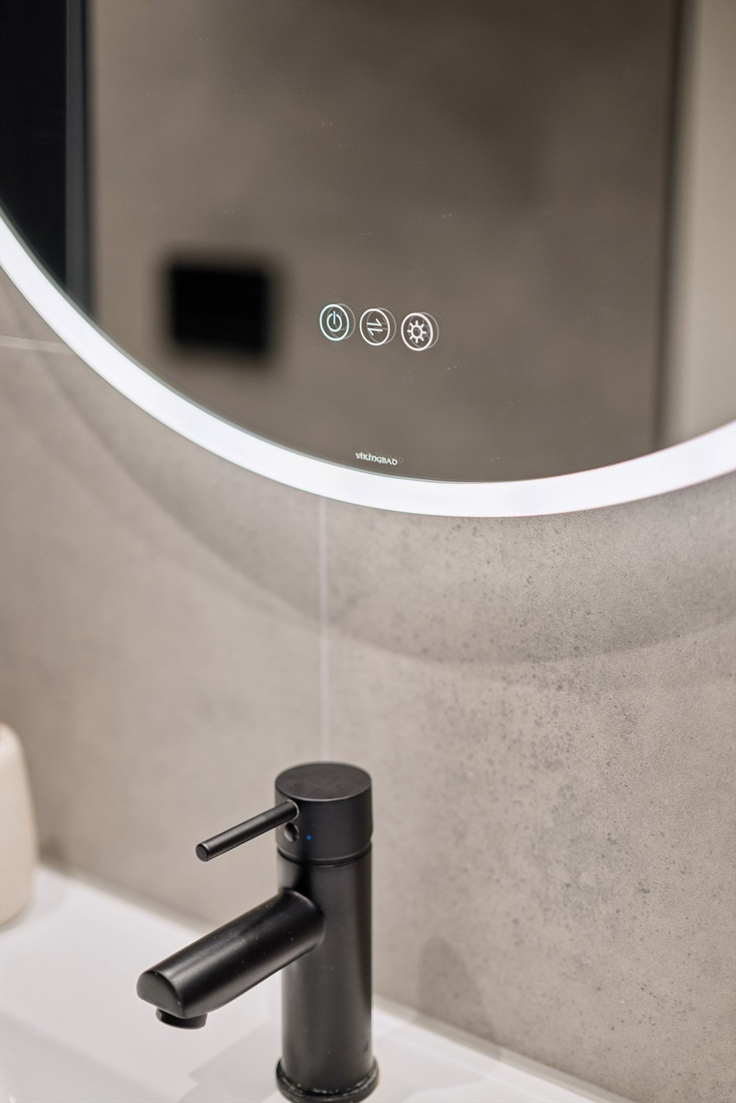 Detalj. Delikat og stilrent speil med integrert touch funksjon. Galleribilde