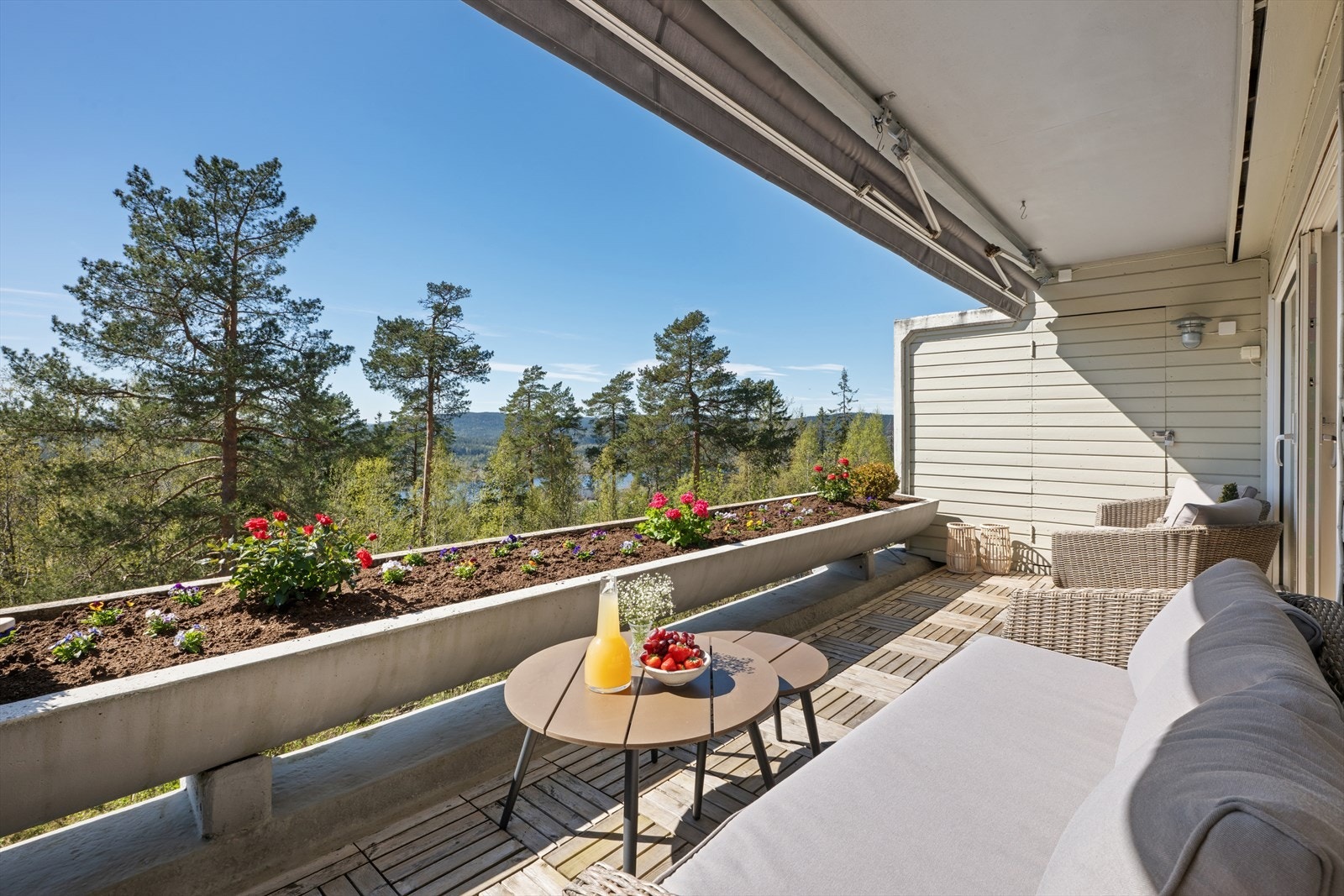 Lun og innbydende terrasse med god sitteplass. Galleribilde