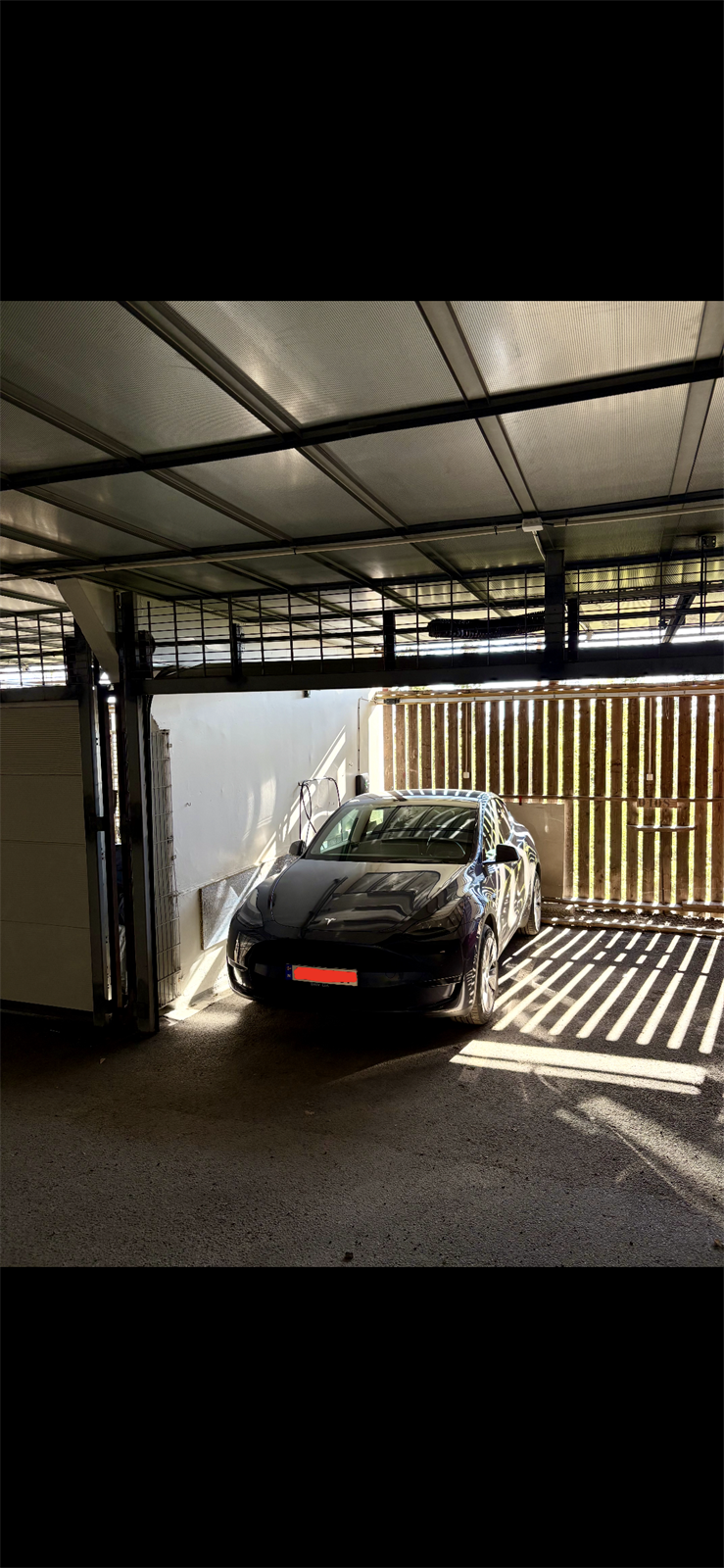 Leiligheten disponerer en garasjeplass merket 0107 i felles garasjeanlegg under bygget. Plassen er utstyrt med ladestasjon for elbil. Det er også p.d.d kostnadsfritt å stå parkert i gaten rett ved borettslaget. Galleribilde