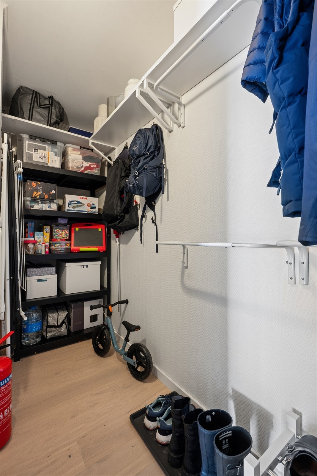 Innendørs bod i tilknytning til entre, perfekt for å gjemme unna støvsuger, klesstatiiv, husholdningsartikler m.m. Det forligger ikkke godkjent byggetegning for underetasjen (boligen som selges), se punkt "brukstillatelse/ferdigattest" for mer info. Galleribilde
