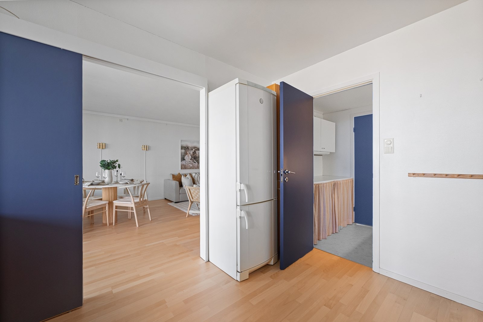 En stor skyvedør gjør det mulig å lukke av kjøkkenet fra stuen ved behov. Galleribilde