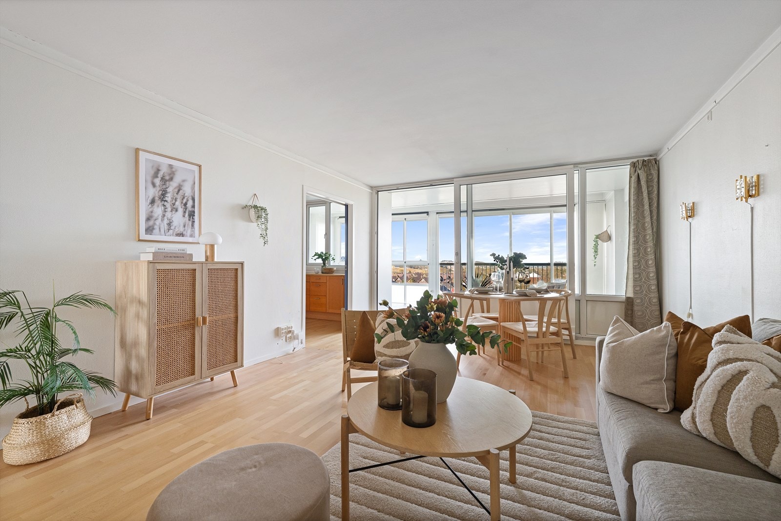 Dette er en lys og gjennomgående leilighet med en fleksibel planløsning og parkett på gulv i oppholdsrommene. Galleribilde