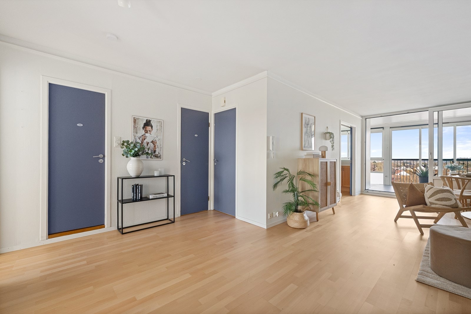 Fra en romslig entré åpner leiligheten seg opp mot stuen og den flotte utsikten. Galleribilde