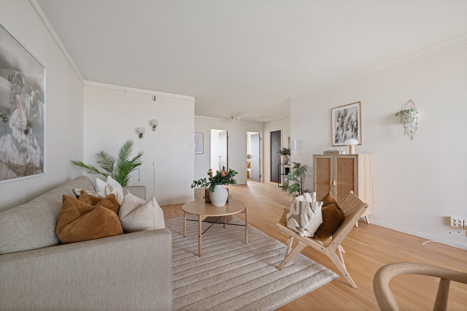 Stuen er enkel å møblere, med god plass til både en egen spisedel og en komfortabel sofagruppe. Galleribilde