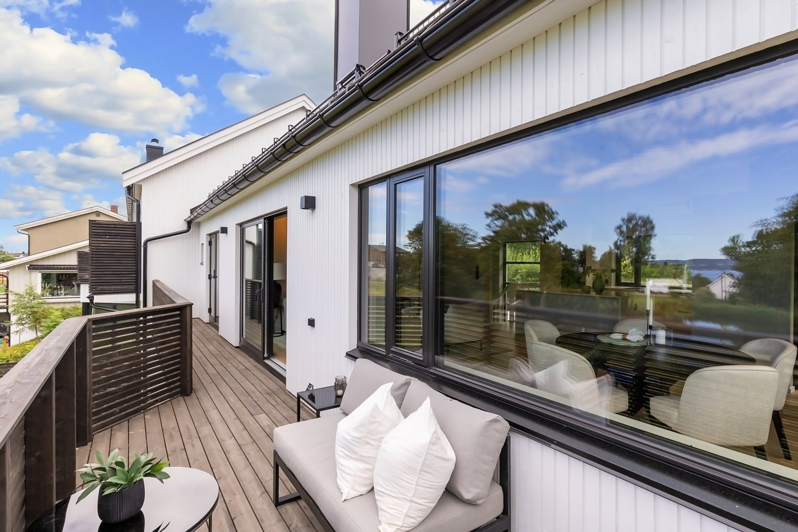 Nordøstvendt balkong. (Bildene er fra Jonasmyra 5B som er speilvendt) Galleribilde
