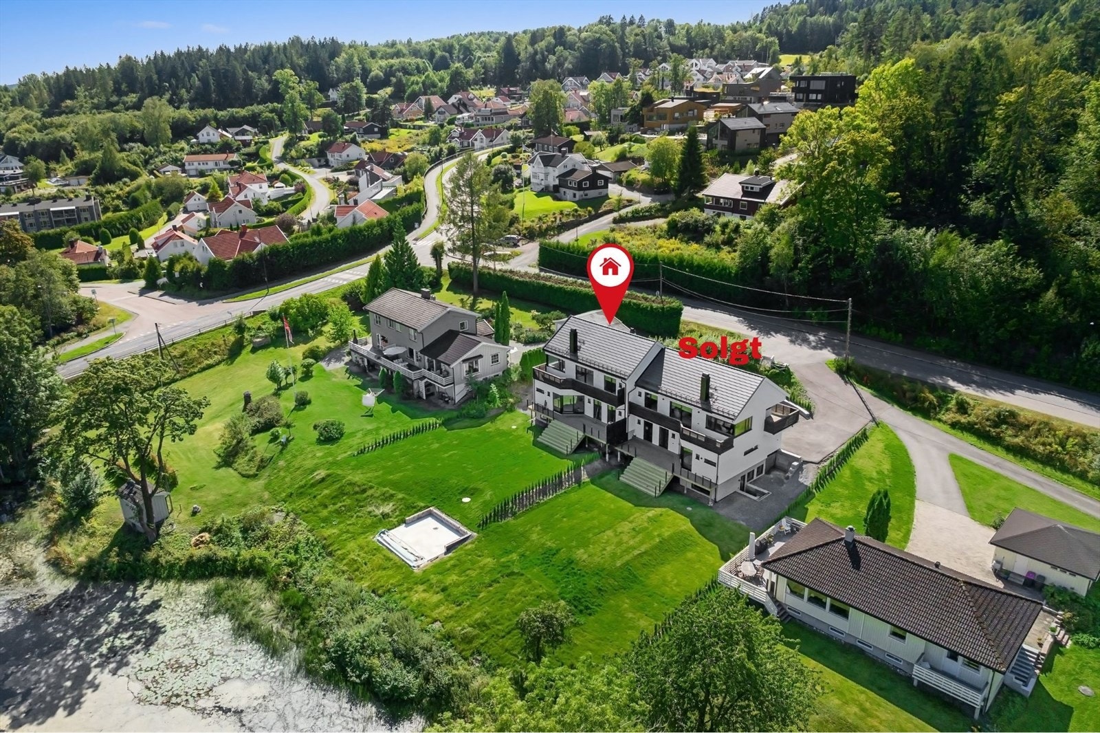 Eiendommen er godt skjermet for trafikk og støy, men ligger likevel sentralt plassert med kort vei til skole, barnehage, nærbutikk, ferge og kollektivtilbud. Galleribilde