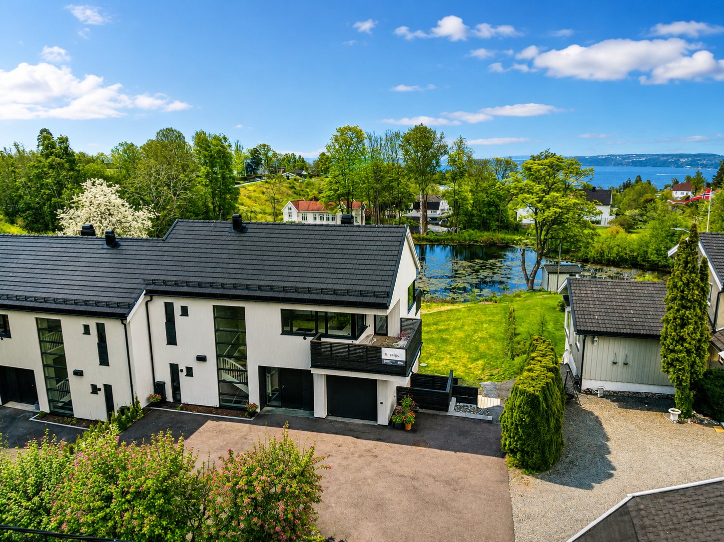 Asfaltert gårdsplass og integrert garasje. Galleribilde