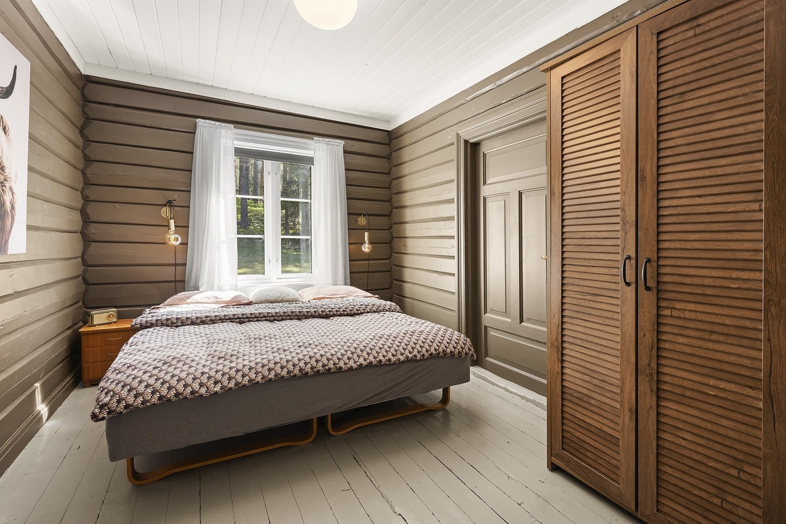Hovedsoverom - det er fem rom innredet som soverom i denne fritidsboligen, (kun ett godkjent), fordelt med ett i 1. etasje og fire i loftsetasjen. Galleribilde