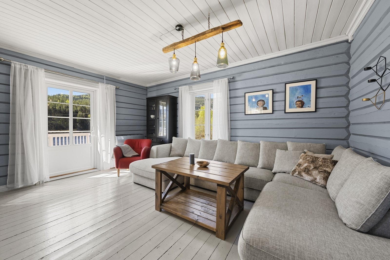 Stuen er malt i lyse farger, og har god plass til sofagruppe. Galleribilde