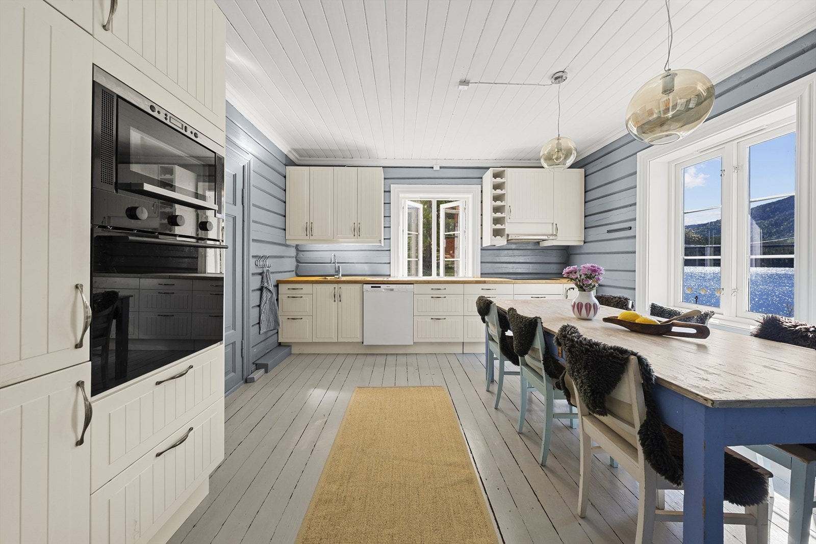Kjøkkenet er romslig og har god plass til langbord. Galleribilde