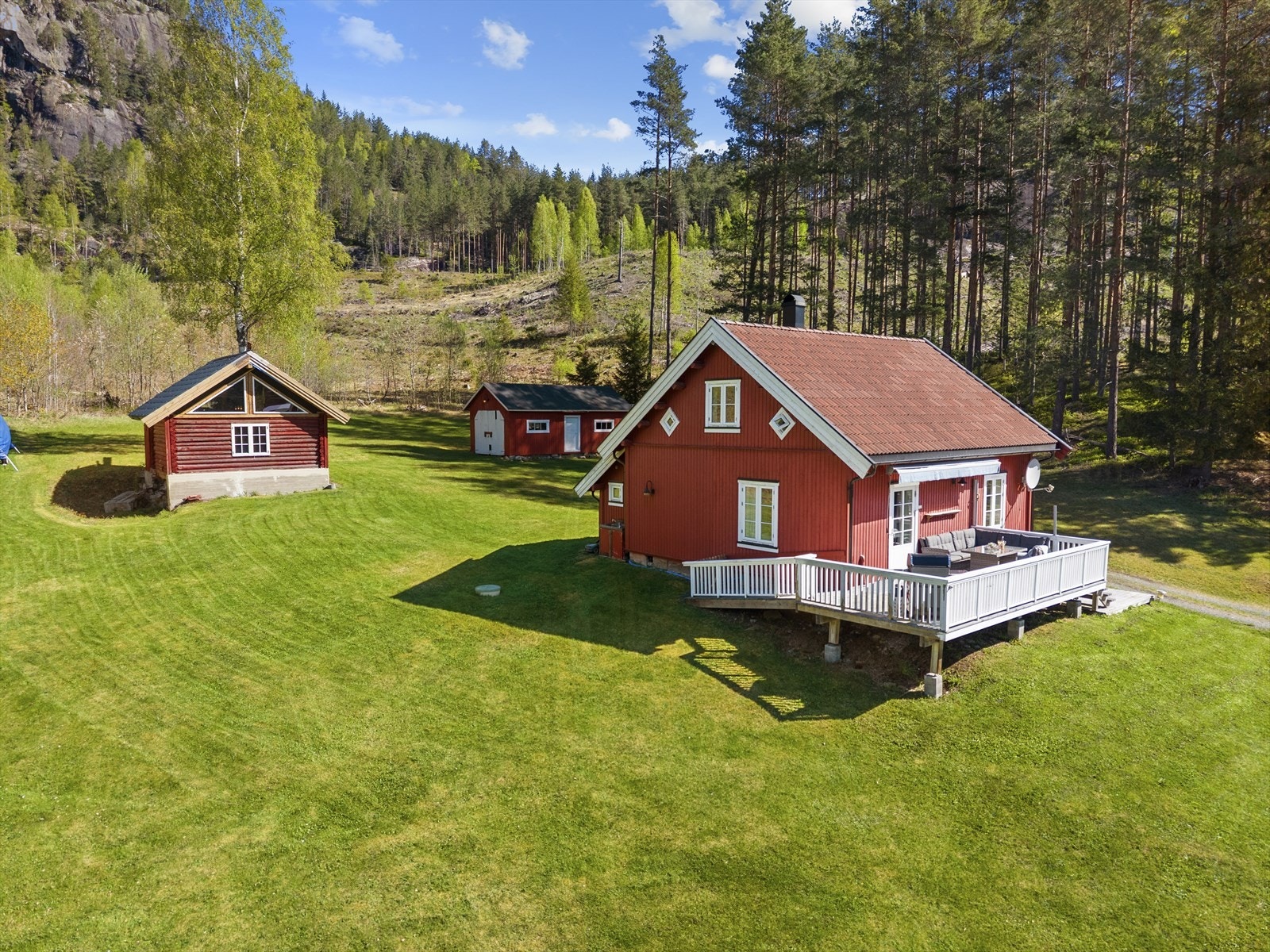 Stor selveiet tomt på i overkant av 1,5 mål. Eiendommen er består hovedsakelig av plenareal. Galleribilde
