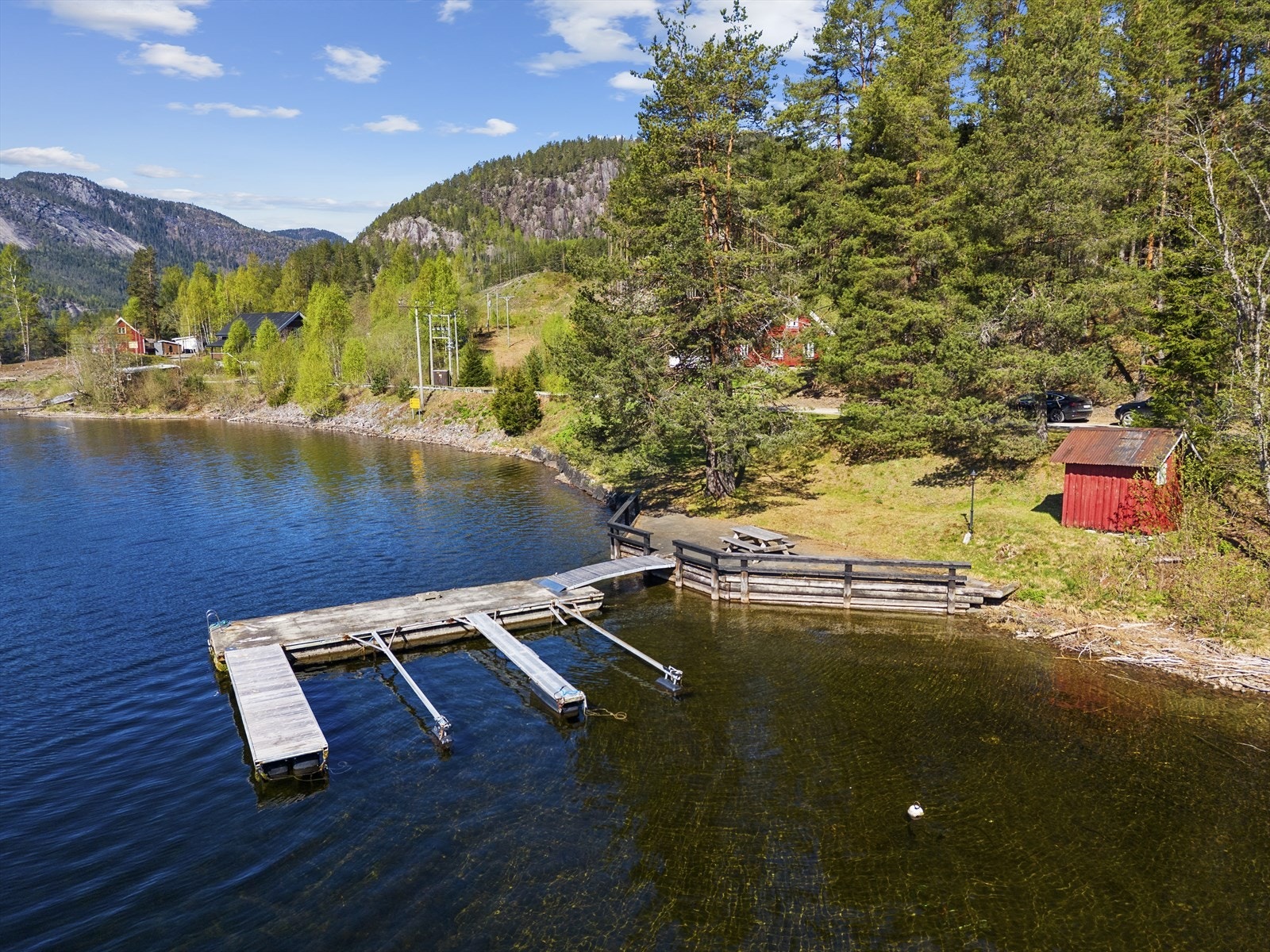 Eiendommen har båtfeste rett nedenfor eiendommen, dog ikke rett til båtplass/brygge, men grunneier kan være villig til å inngå avtale om rett til båtplass/brygge - kontakt megler for mer informasjon. Galleribilde