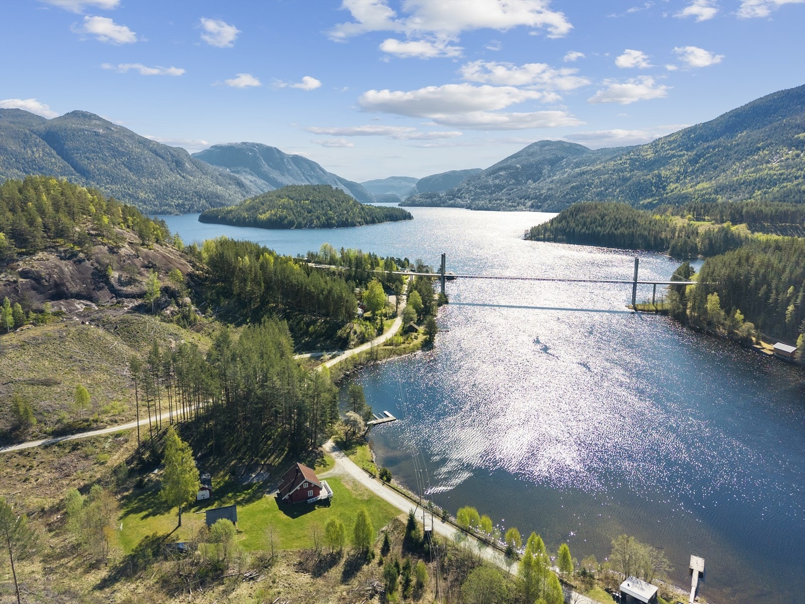 Fine muligheter for båtliv på kanalen som strekker seg fra Dalen til Skien, eiendommen har båtfeste rett nedenfor eiendommen, dog ikke rett til båtplass/brygge, men grunneier kan være villig til å inngå avtale om rett til båtplass/brygge. Galleribilde