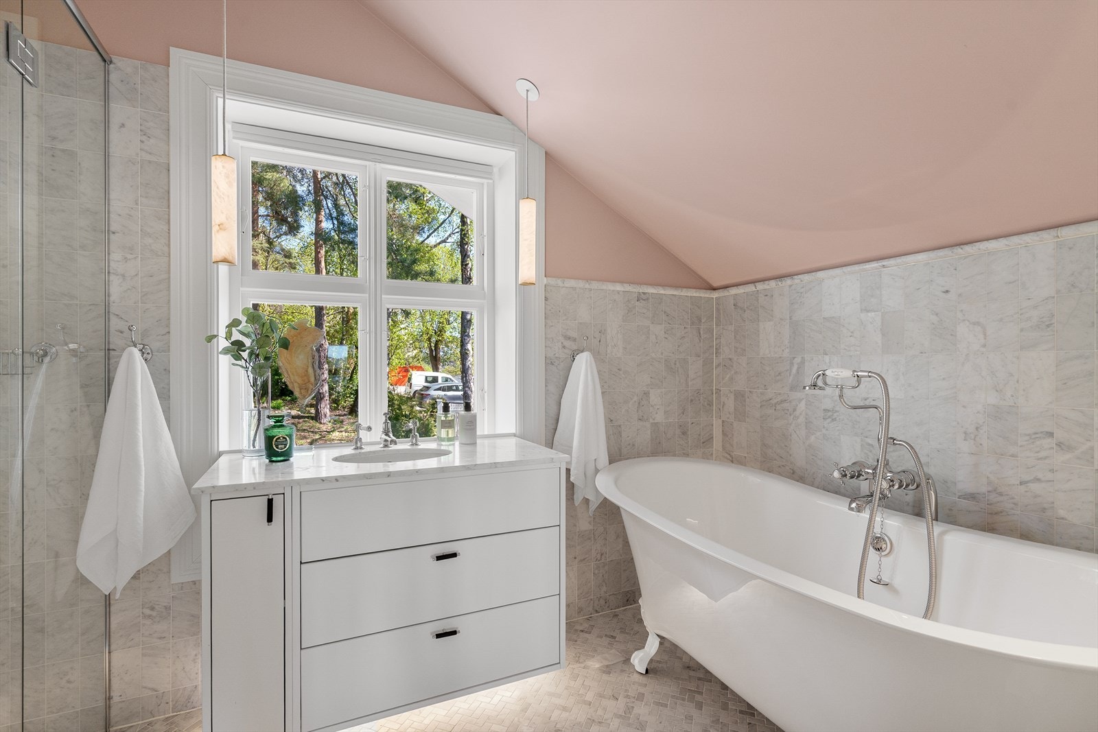 Bad 2 en-suite fra hovedsoverom med benkeskap med glatte fronter og benkeplate i marmor. Galleribilde