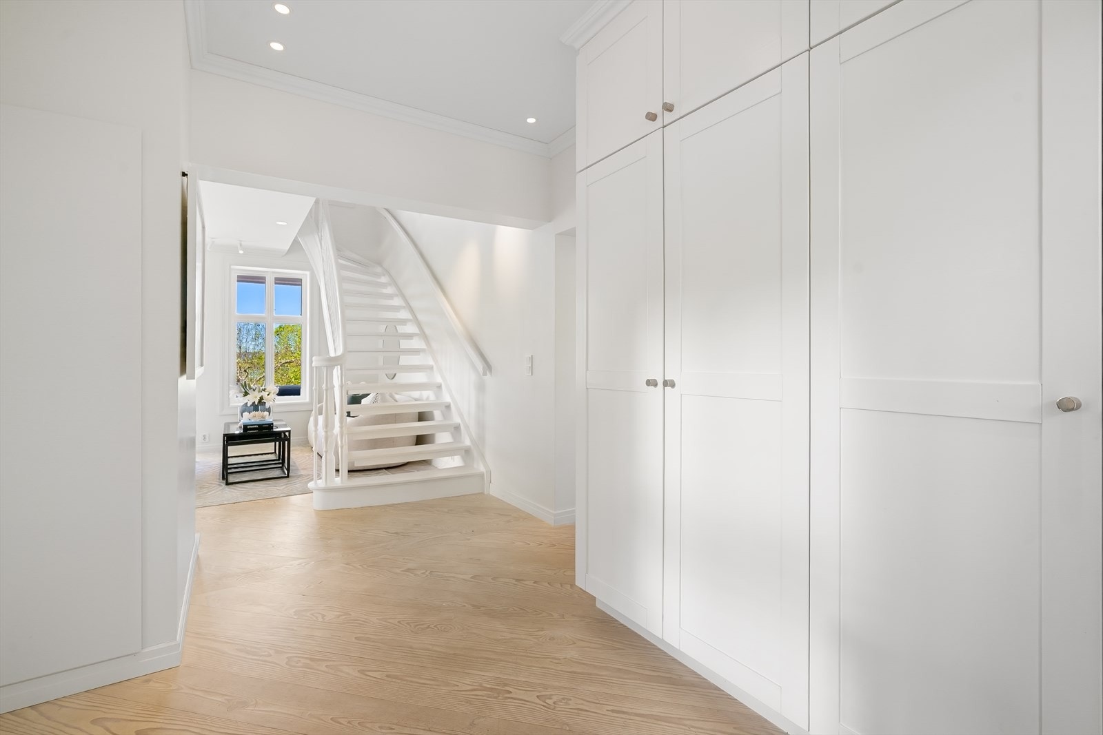 Lys og romslig entré med gode oppbevaringsmuligheter i stor garderobeløsning. Galleribilde