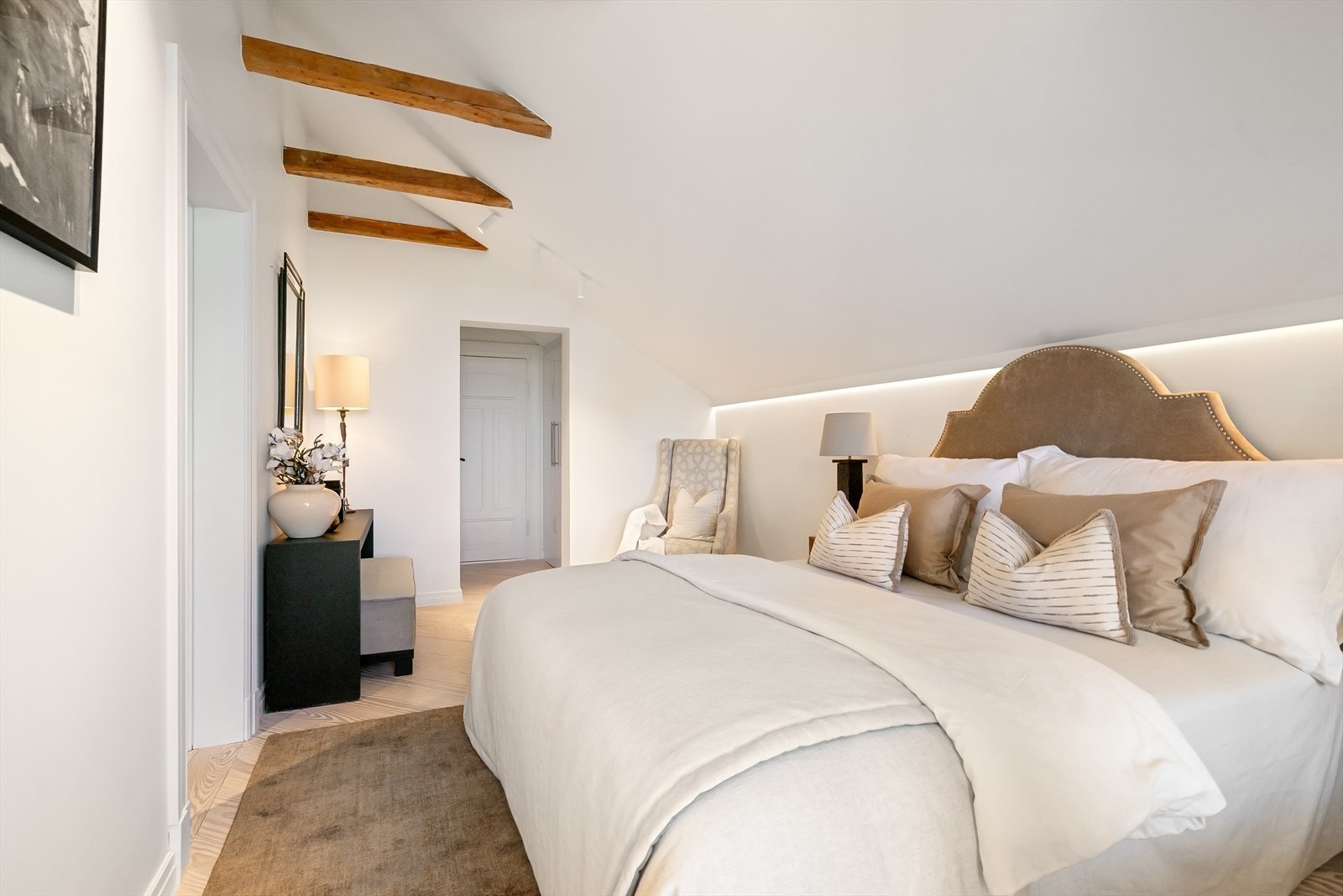 Soverommet har egen bad en-suite og walk-in. Galleribilde