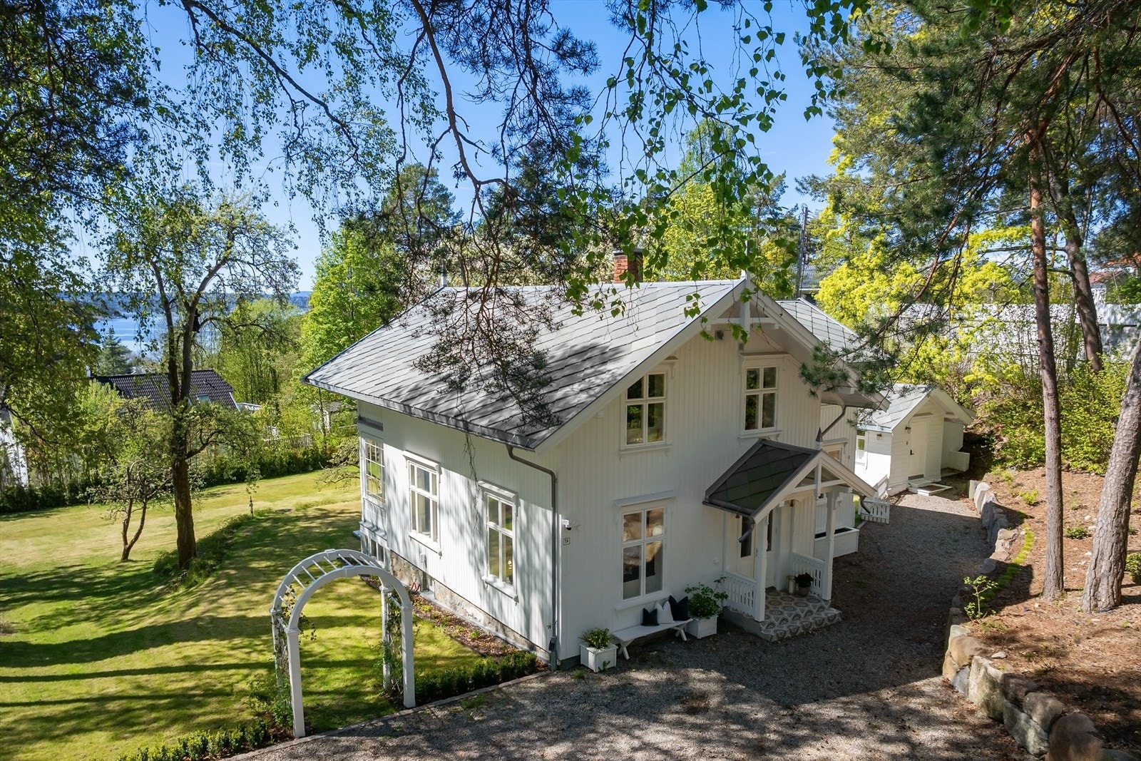 Villaen og annekset er omfattende rehabilitert i perioden 2022-2023, hvor følgende ble gjort; nye vinduer og dører, ny drenering villaen, nytt skifertak på villaen, annekset og badehuset, nytt el-anlegg samt to nye lekre kjøkken og fire nye bad. Galleribilde