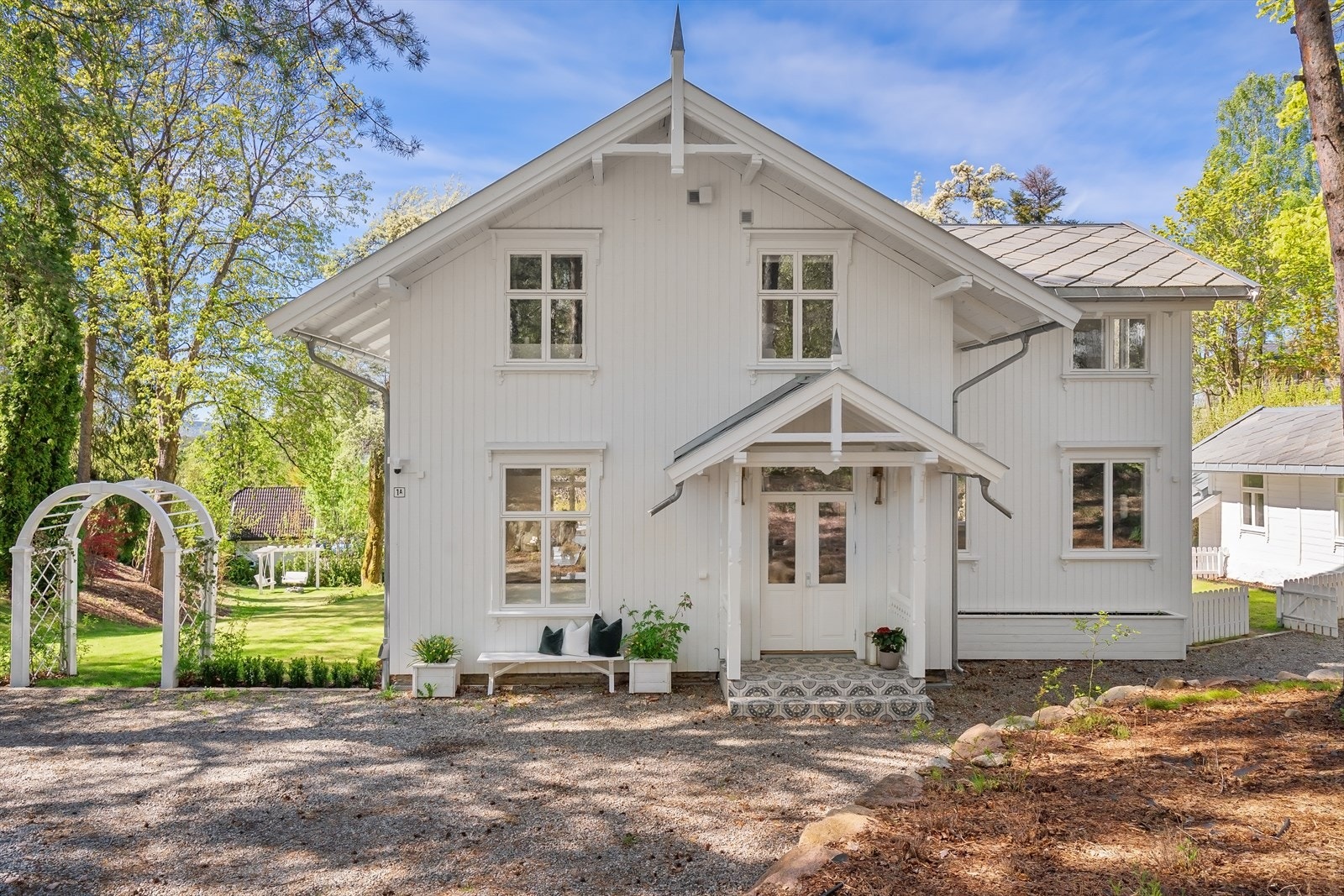 Parkering på egen gårdsplass. Galleribilde