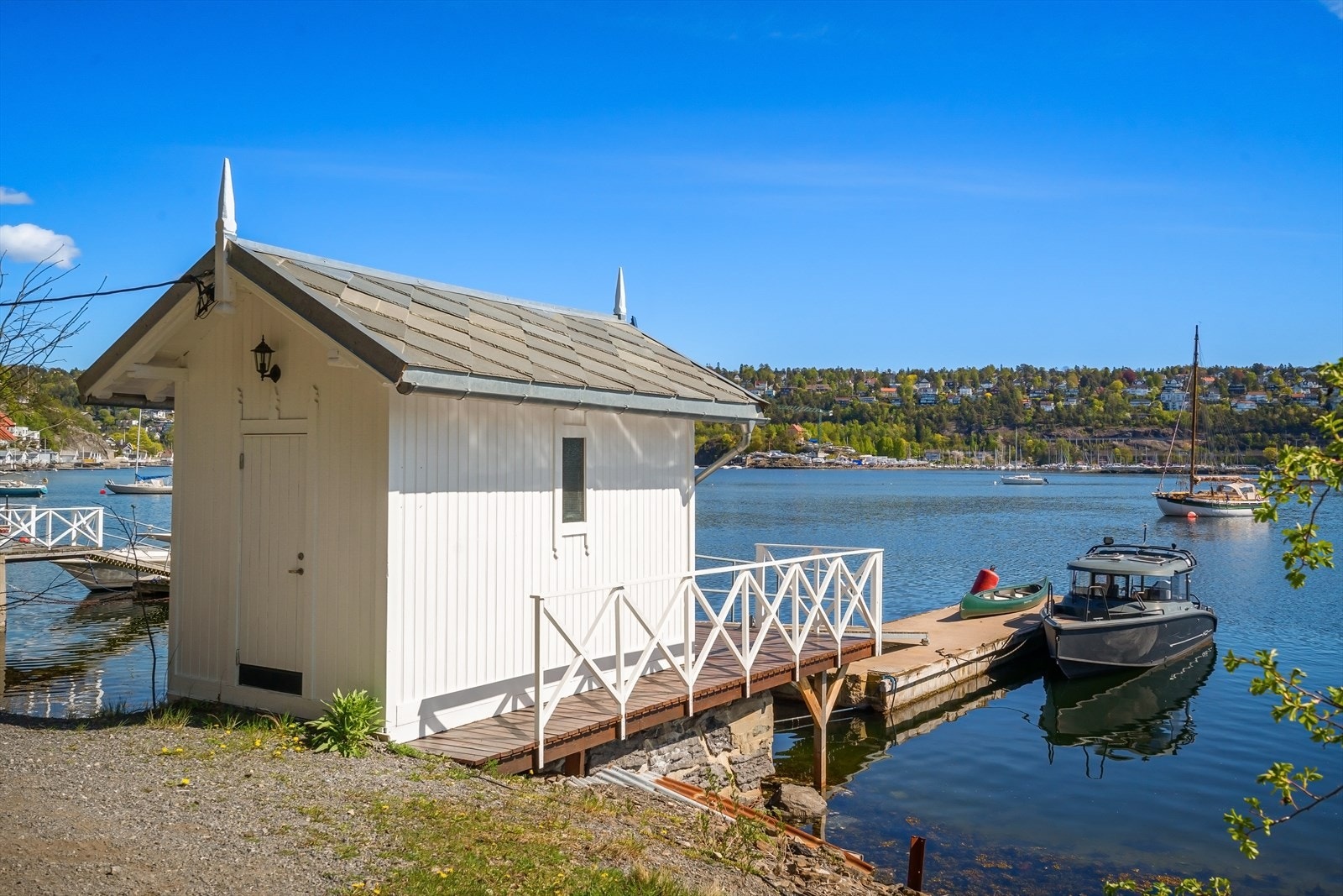 Kun få minutter fra boligen finner du boligens private badehus. Badehuset er perfekt for lange, late sommerdager med tilhørende bøye/båtplass og strand. Galleribilde