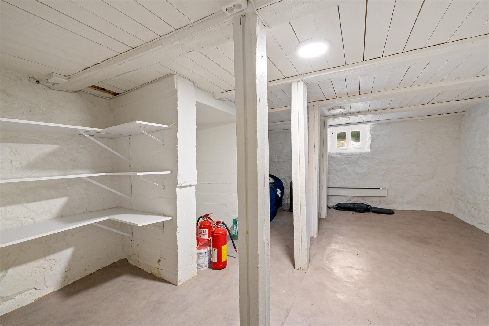 I kjelleren er det svært god oppbevaringsplass i bod. Galleribilde