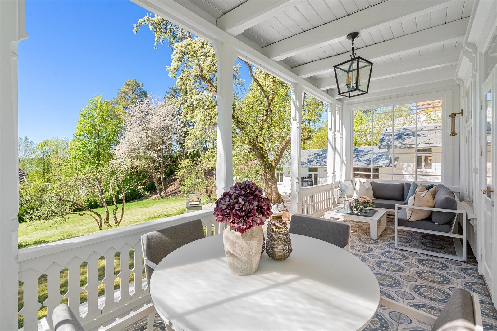 Boligen har en stor og skjermet terrasse med stilfulle fliser med adkomst fra stue. Galleribilde