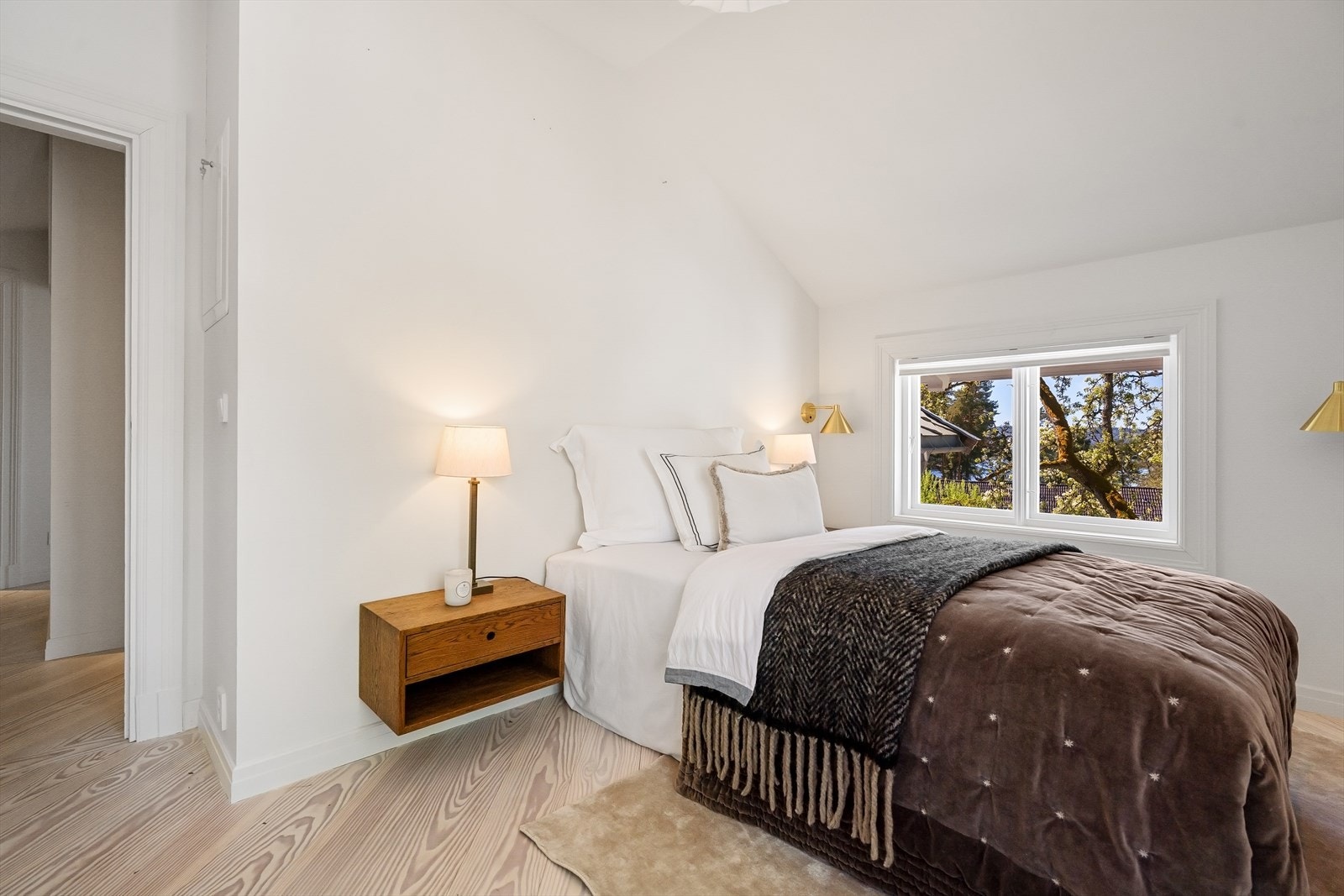 Her er det plass til stor seng og tilhørende møblement. Galleribilde