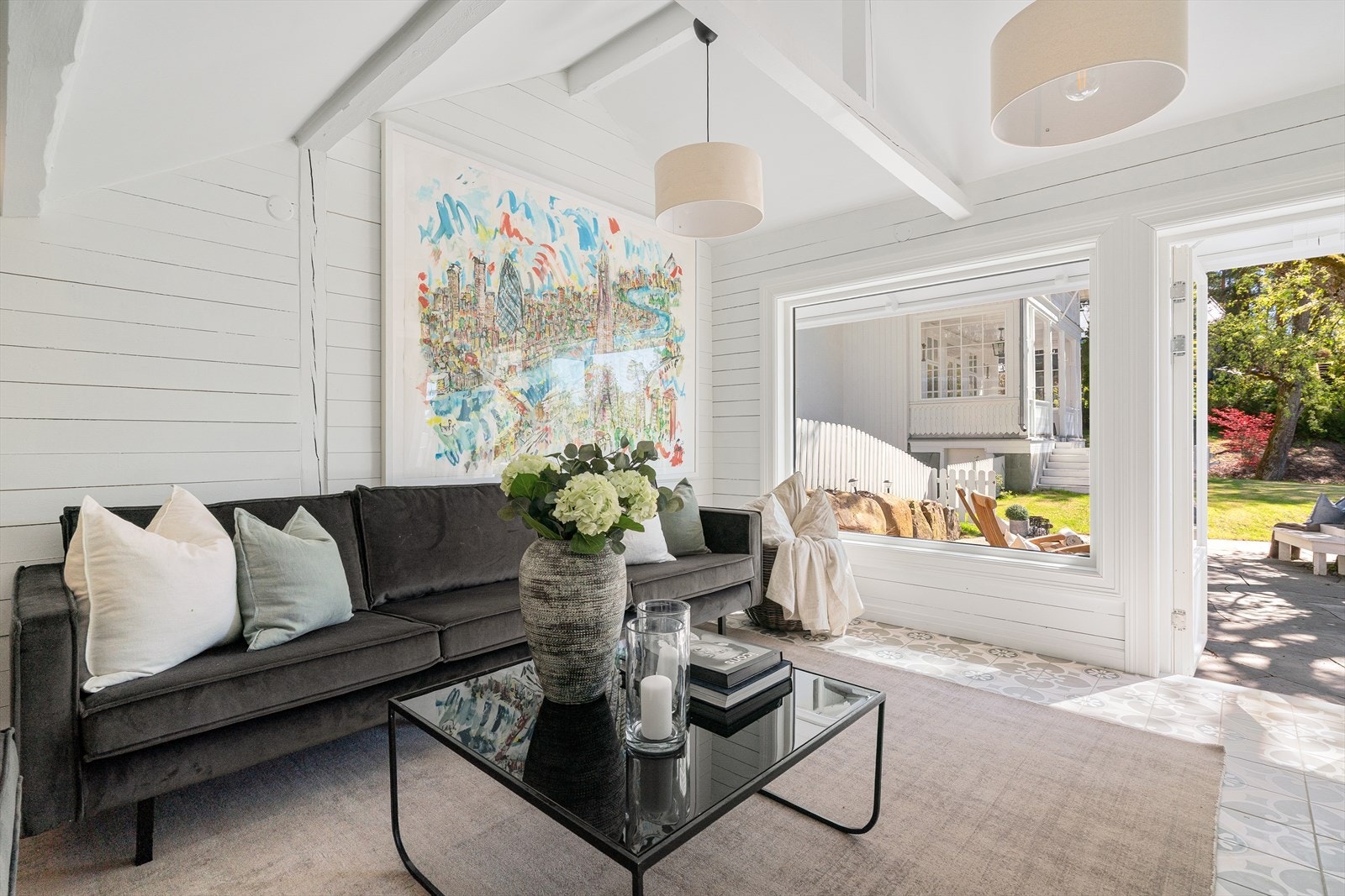 Stor stue med gode lysforhold. Galleribilde