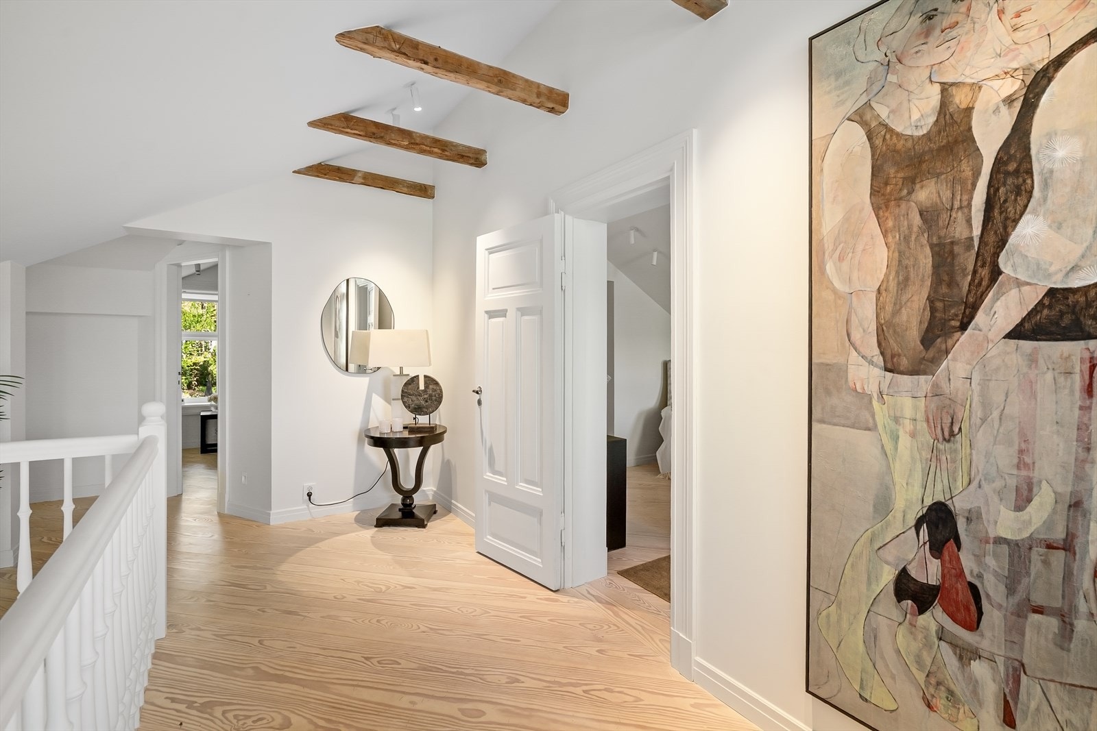 Hall i 2. etasje. Adkomst til 3 soverom og 2 bad. Galleribilde