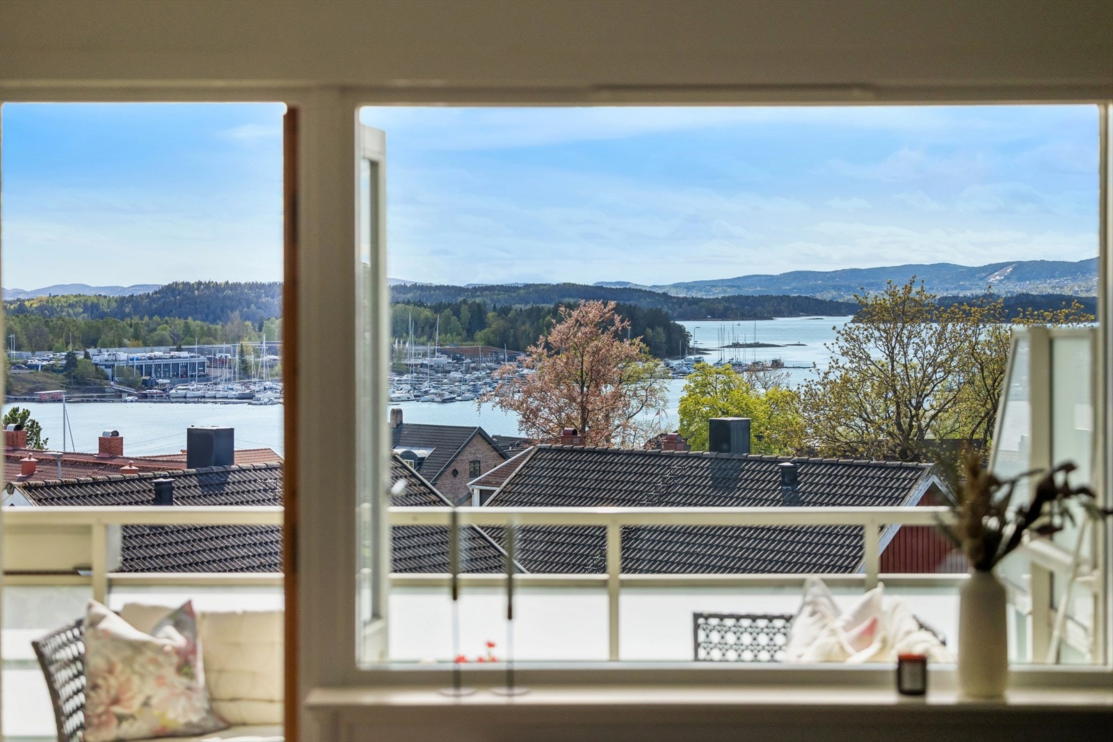 Nydelig utsikt over Holtekilen fra samtlige rom - en sjelden kombinasjon av ro, lys og maritime omgivelser. Galleribilde