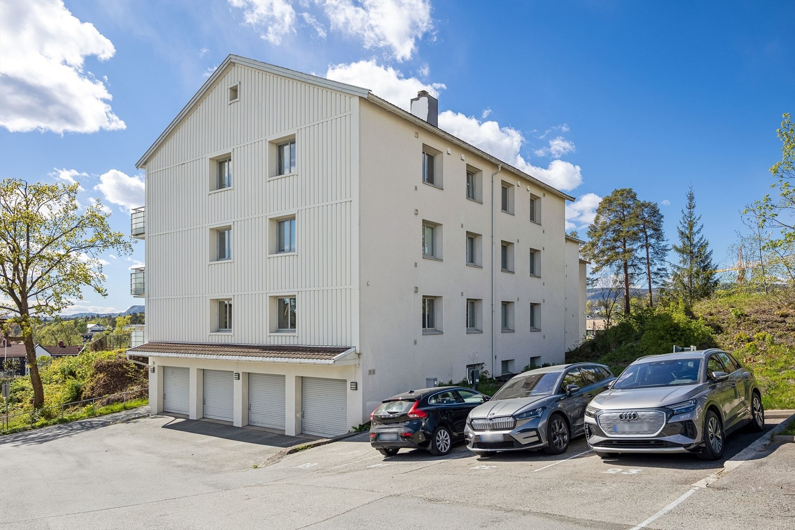 Sameiet disponerer 40 utendørs parkeringsplasser som tildeles av styret etter venteliste, der eiere som bor i seksjonen prioriteres. Galleribilde
