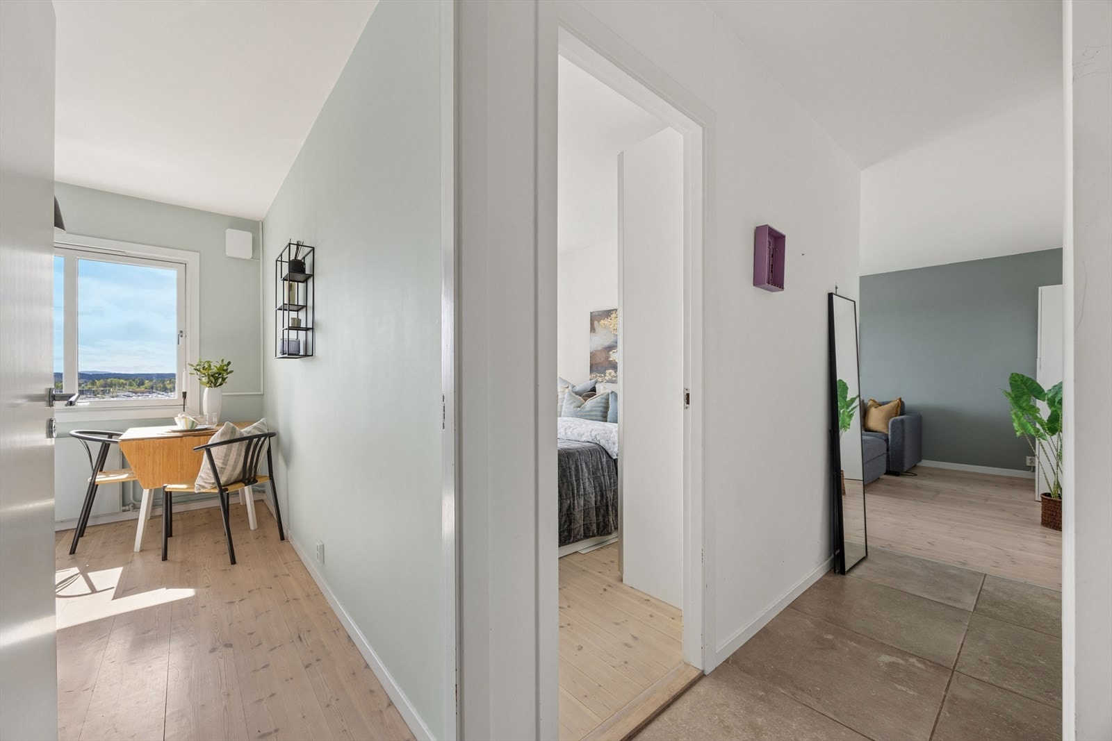 Innbydende entré som gir et lyst og romslig førsteinntrykk av boligen. Galleribilde
