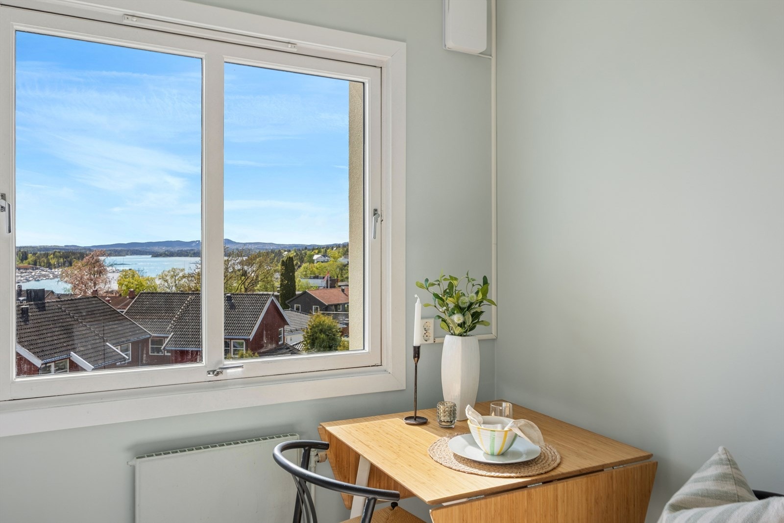 Ventilator med avtrekk ut sørger for et godt inneklima, mens integrert platetopp og stekeovn gir høy funksjonalitet. Galleribilde
