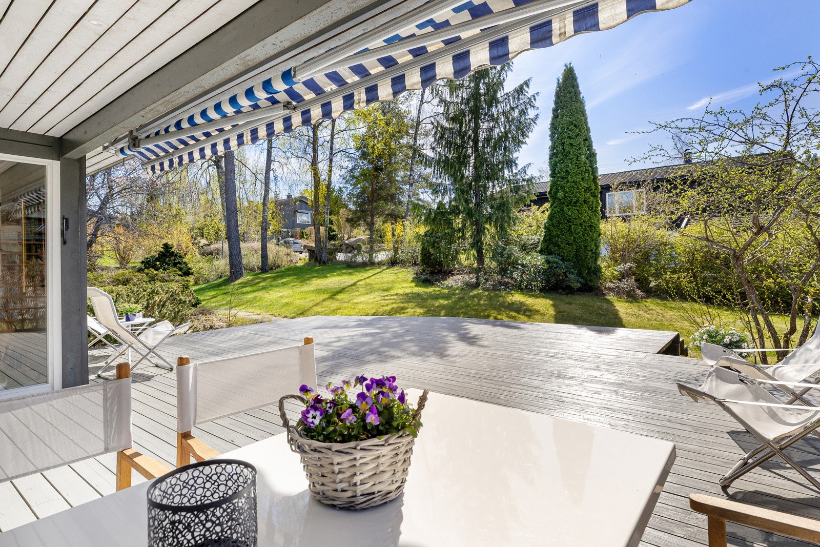 Uteplass på 57 kvm med terrassebord - markise, terrassevarmer, og utvendig stikkontakt Galleribilde