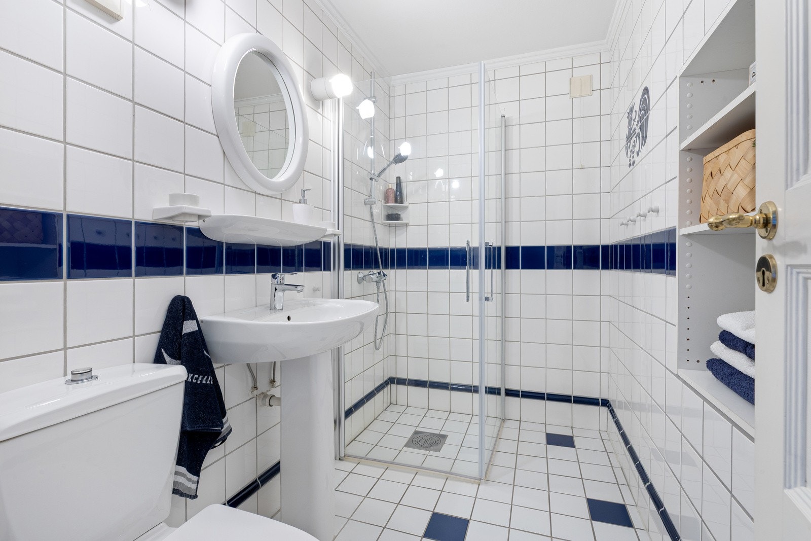 Bad underetasje fra ca 1990 - gulvstående søyleservant - dusjhjørne med innfellbare glassdører - gulvstående toalett Galleribilde