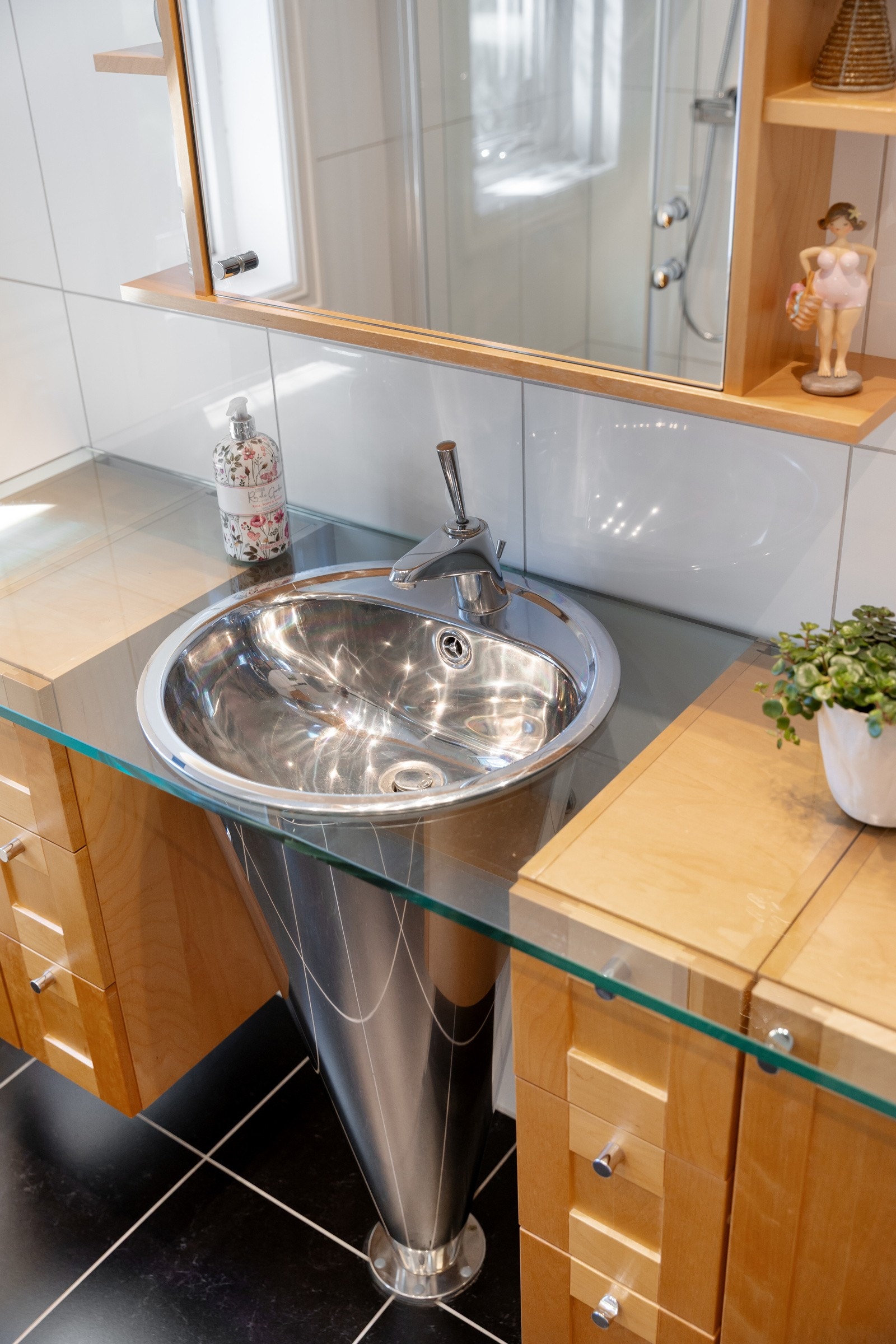 Benkeplate av glass med integrert gulvstående søyleservant Galleribilde