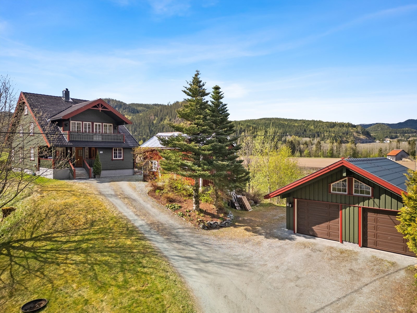 Velkommen til Follstadveien 136 - en stor, fleksibel og innholdsrik enebolig over tre etasjer. Foto: Interiørfoto V/Haukdal. Galleribilde