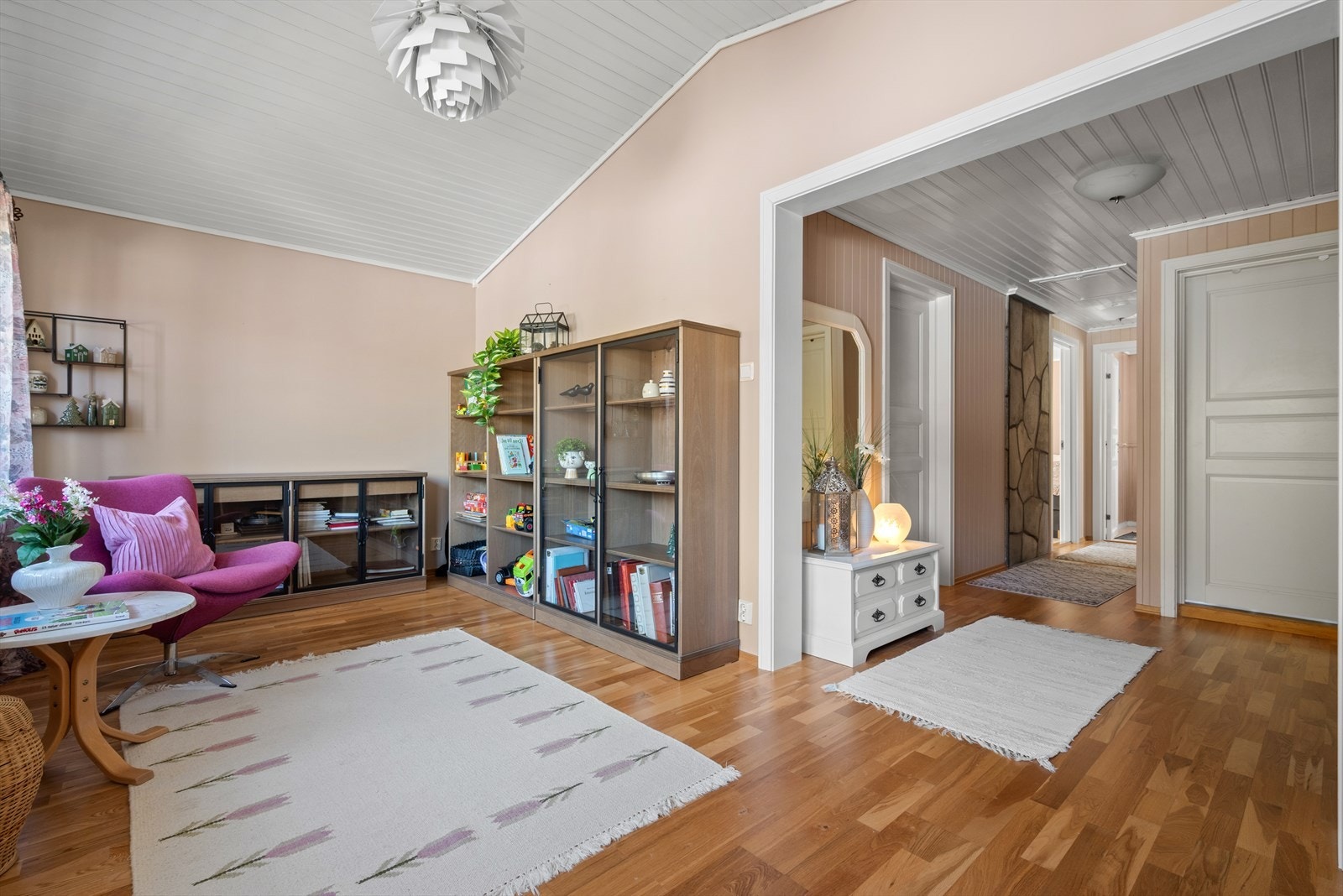 Loftstuen oppleves åpen, og innbyr til hygge fra tidlig morgen til sent på kveld. Galleribilde