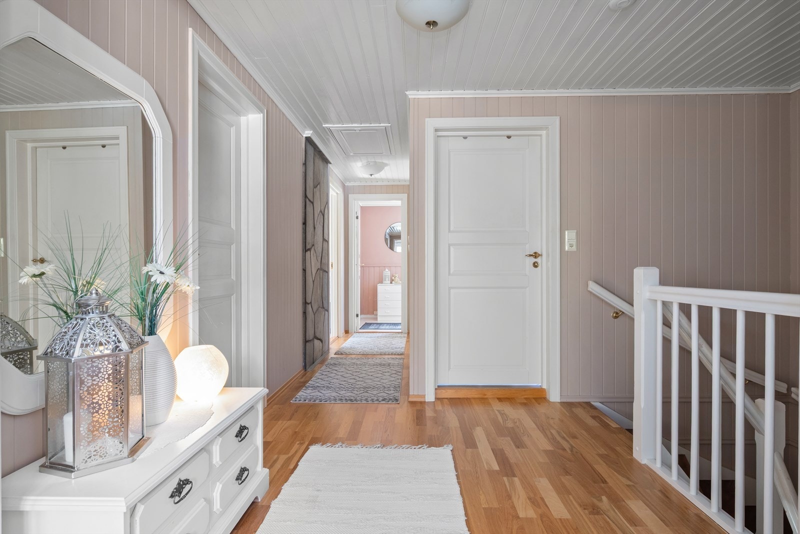 Gangen i 2. etasje er oppmålt til ca. 12 kvm, og har plass til skap eller andre garderobeløsninger. Galleribilde