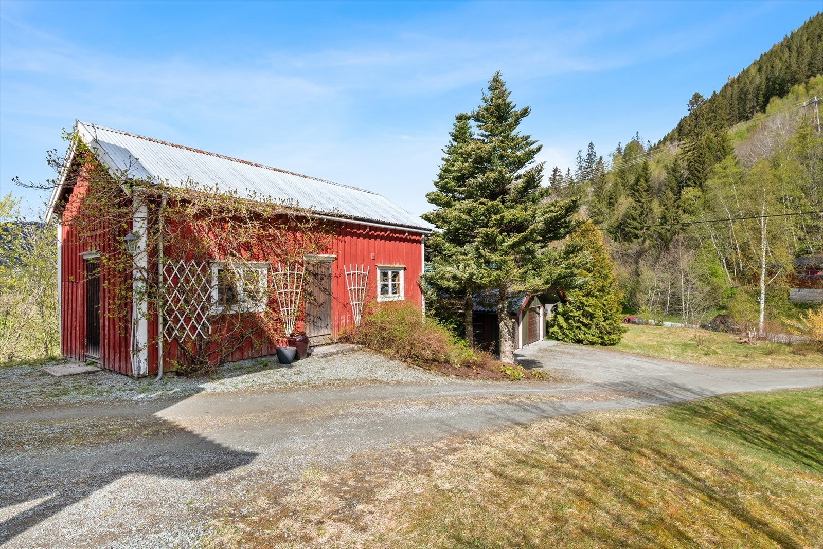 På eiendommen står det et uthus som måler ca. 31 kvm, med god lagringsplass i kjeller, 1. etasje og loft. Galleribilde