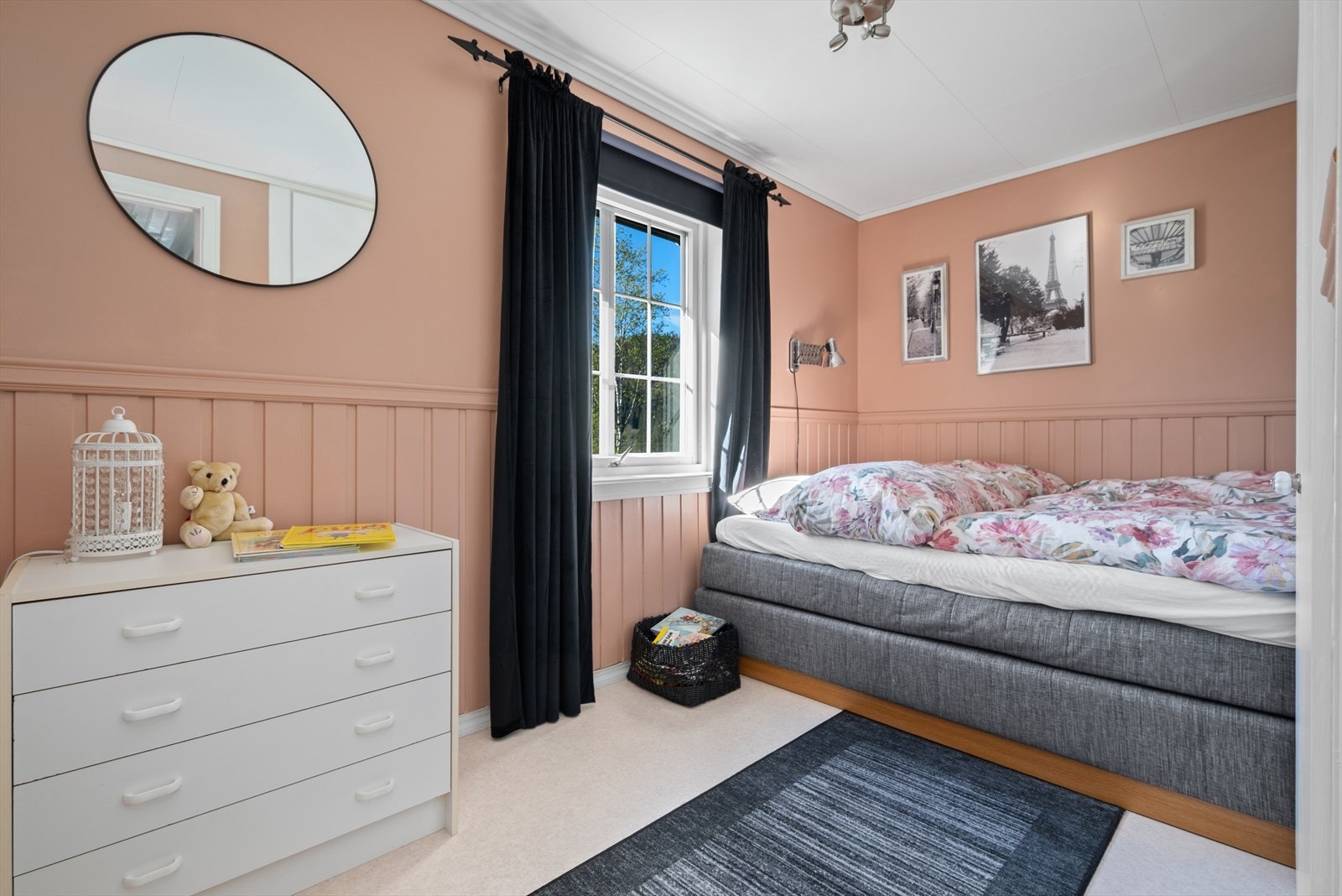 Med hele fire soverom er det god plass til familier med flere barn. Galleribilde